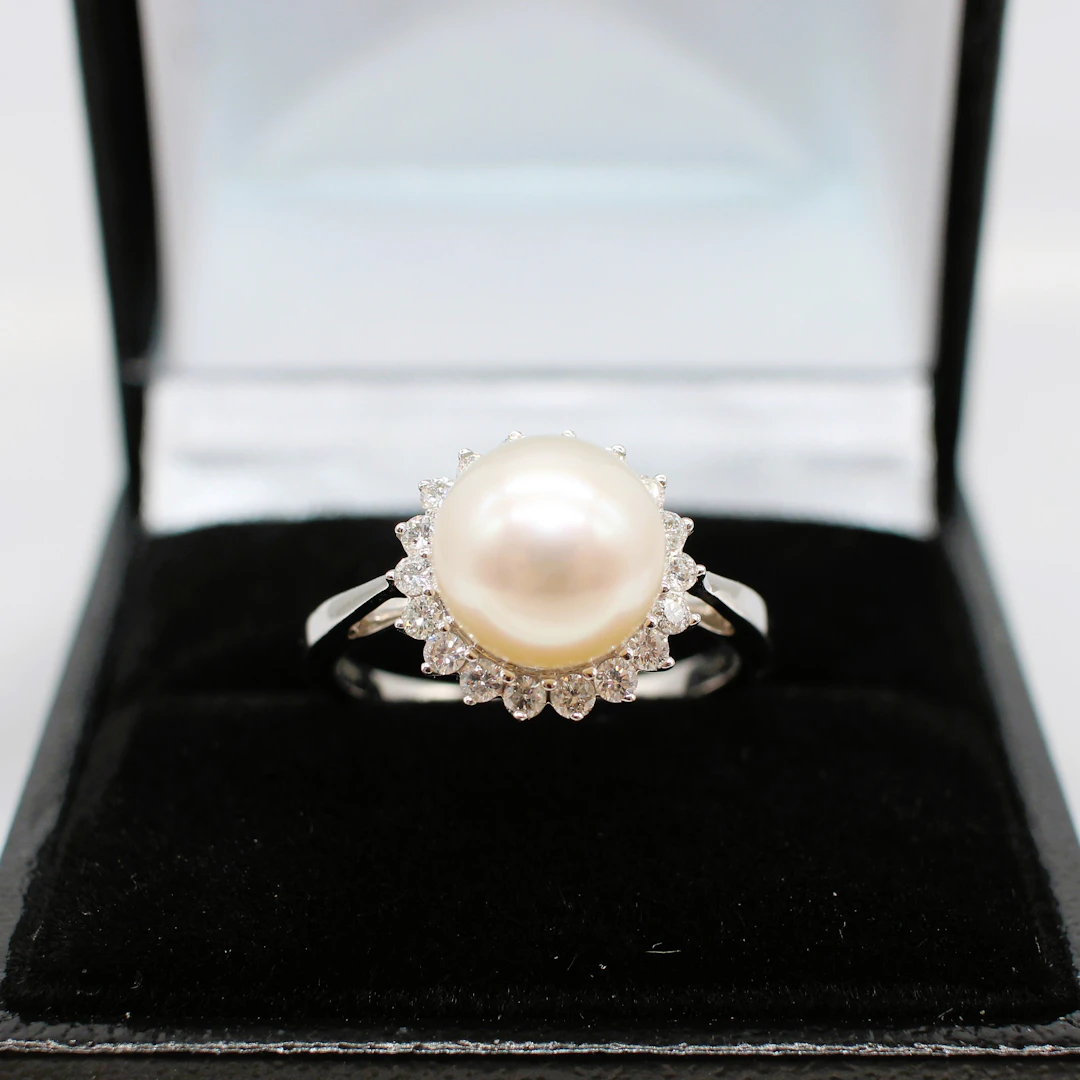 PEARL AND DIAMOND CLUSTER RING.