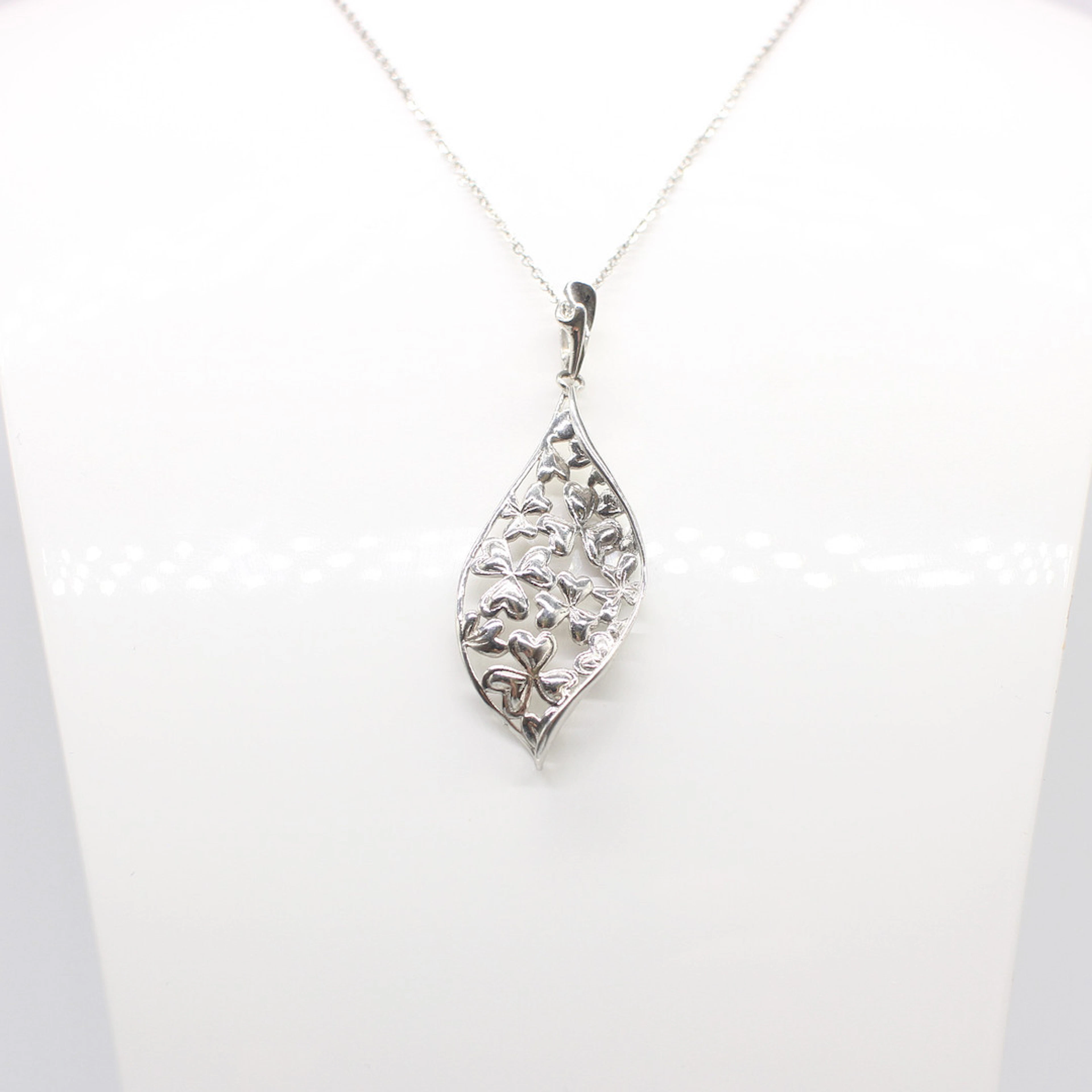 SILVER SHAMROCK DESIGN NECKLACE.