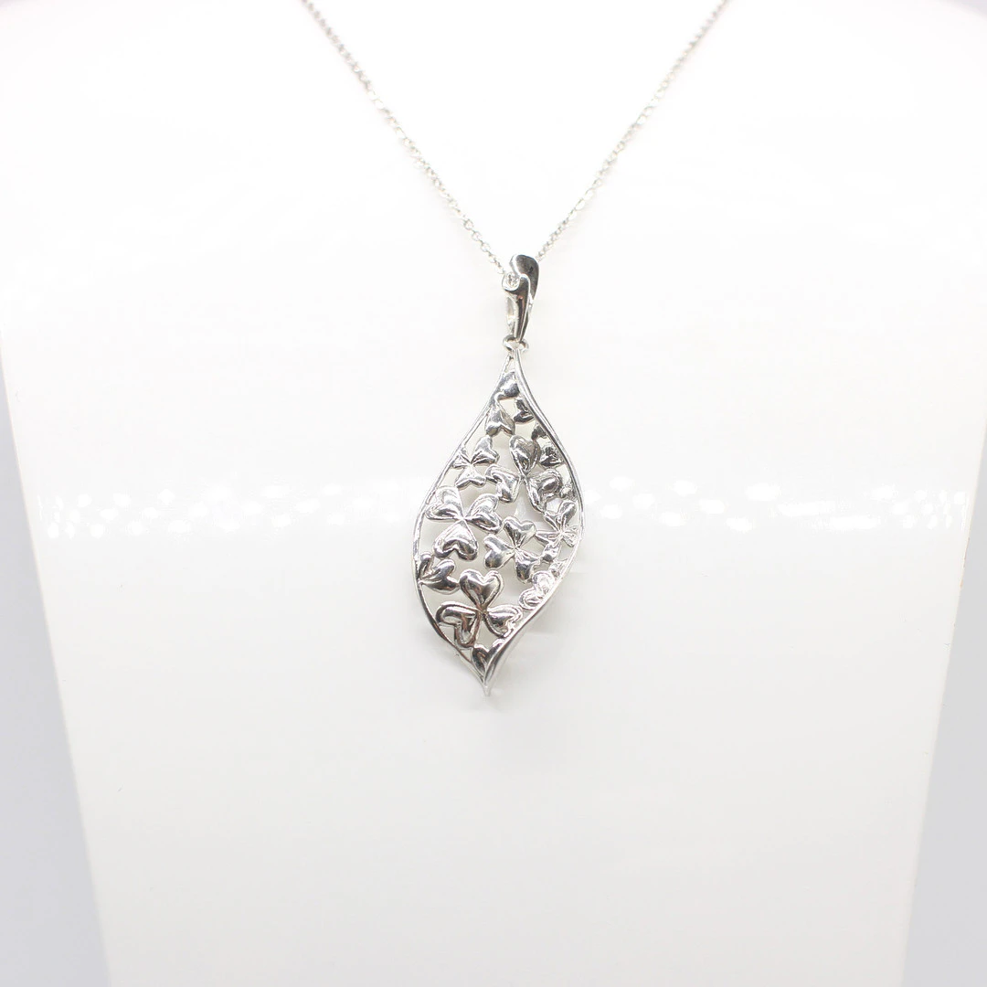 SILVER SHAMROCK DESIGN NECKLACE.