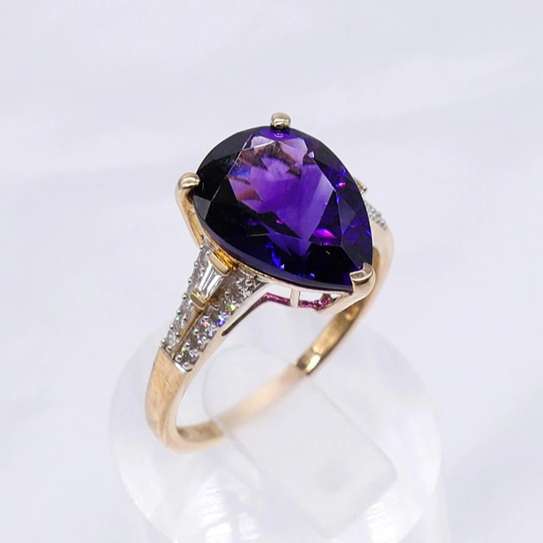 LUXURIANT. YELLOW GOLD RING, PEAR SHAPED AMETHYST.