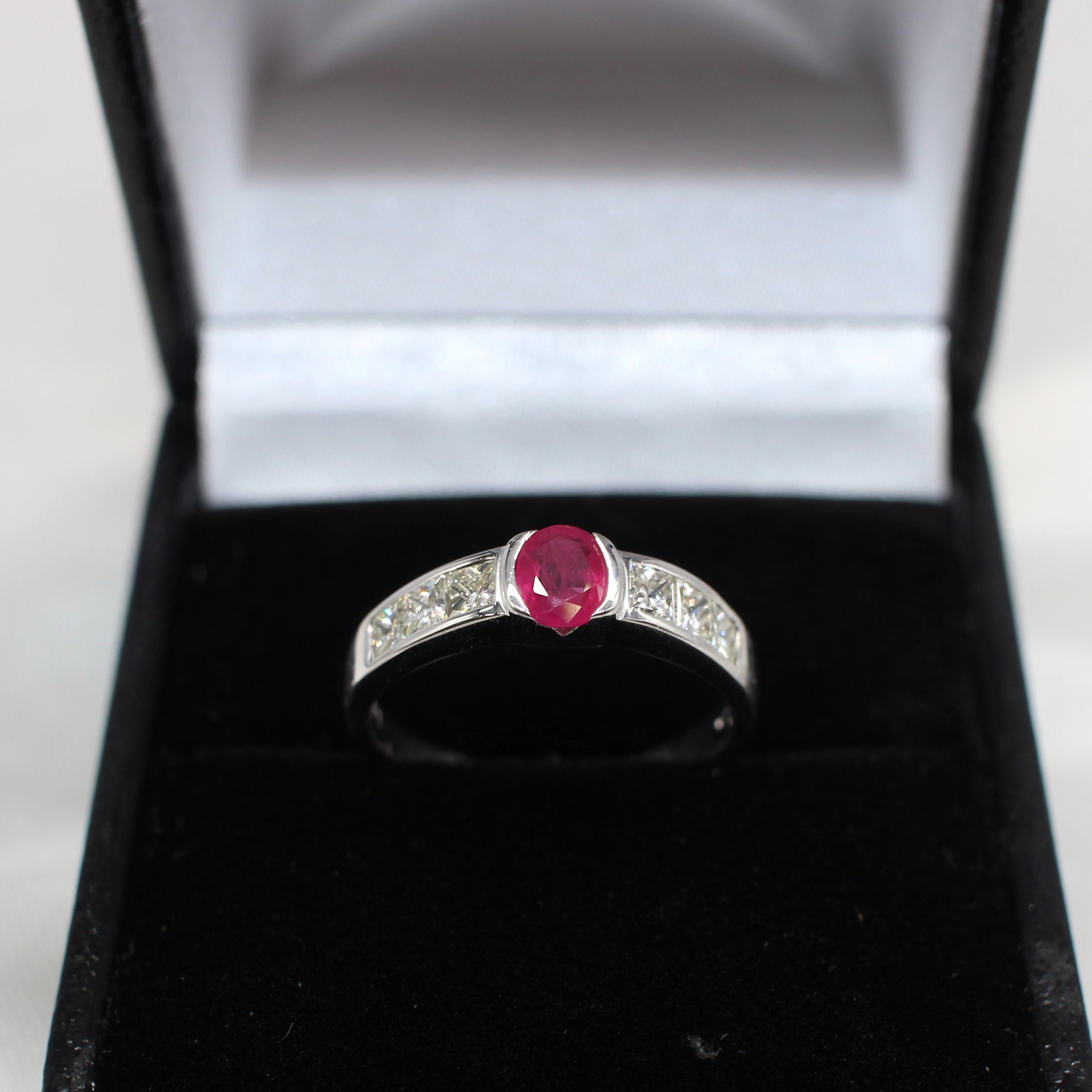 18K RUBY & DIAMOND RING.