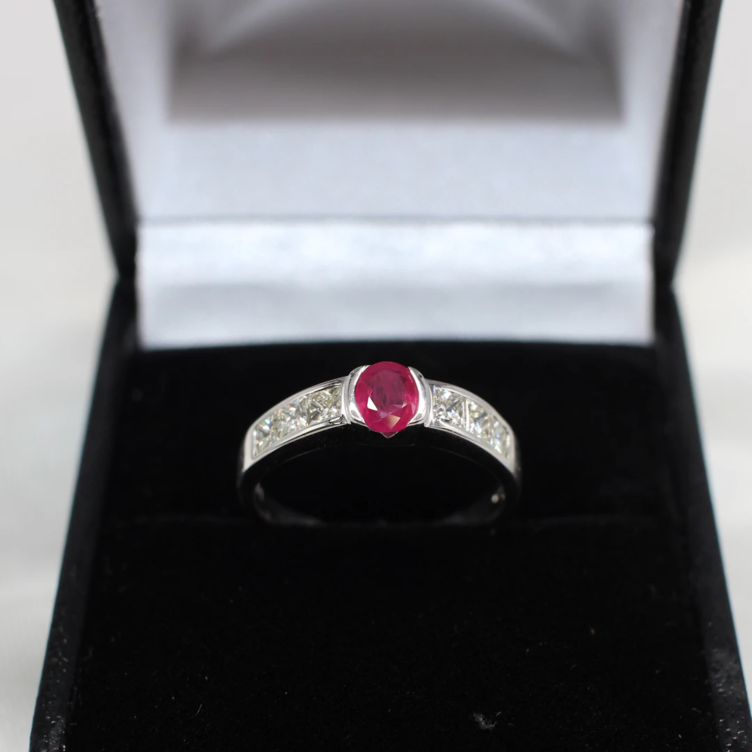 18K RUBY & DIAMOND RING.