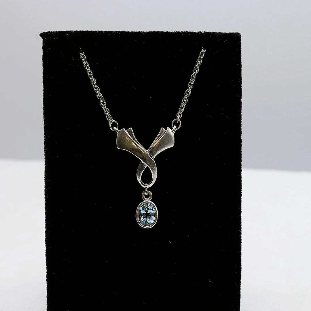 SILVER NECKLACE WITH OVAL BLUE STONE .