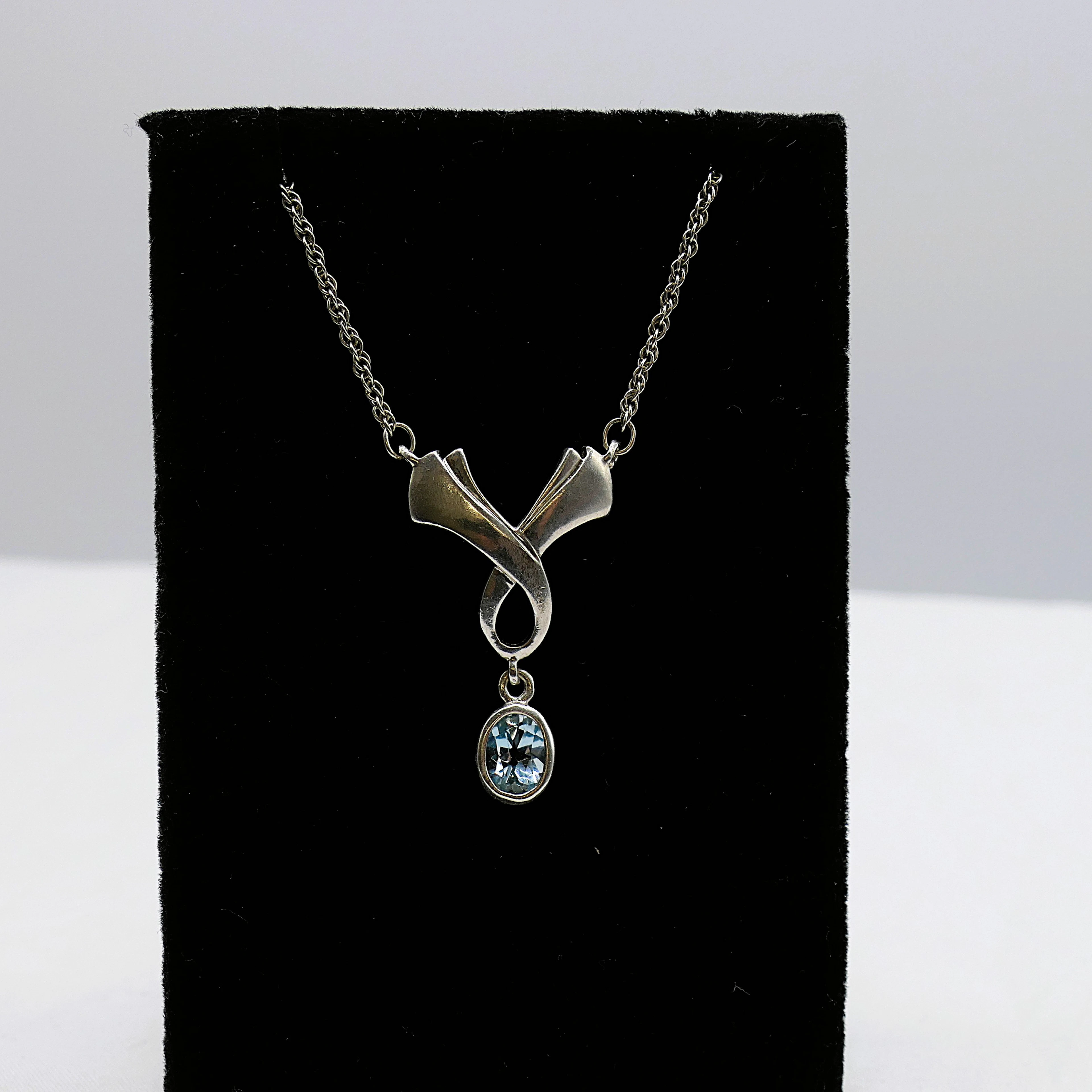SILVER NECKLACE WITH OVAL BLUE STONE .