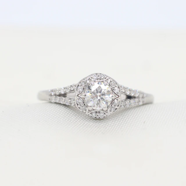 0.65CT DIAMOND CLUSTER RING.