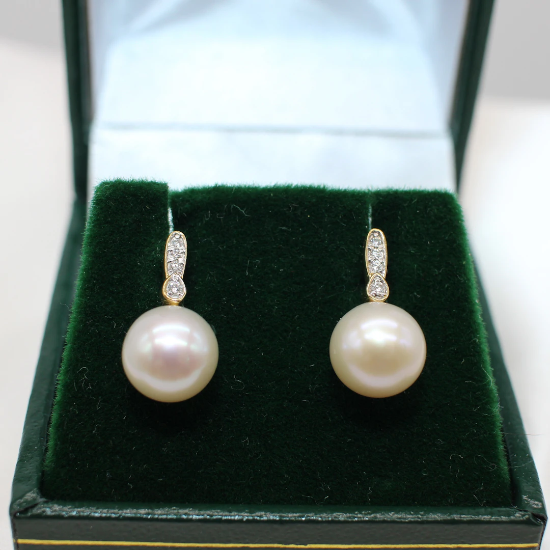 PEARL & DIAMOND DROP EARRINGS.
