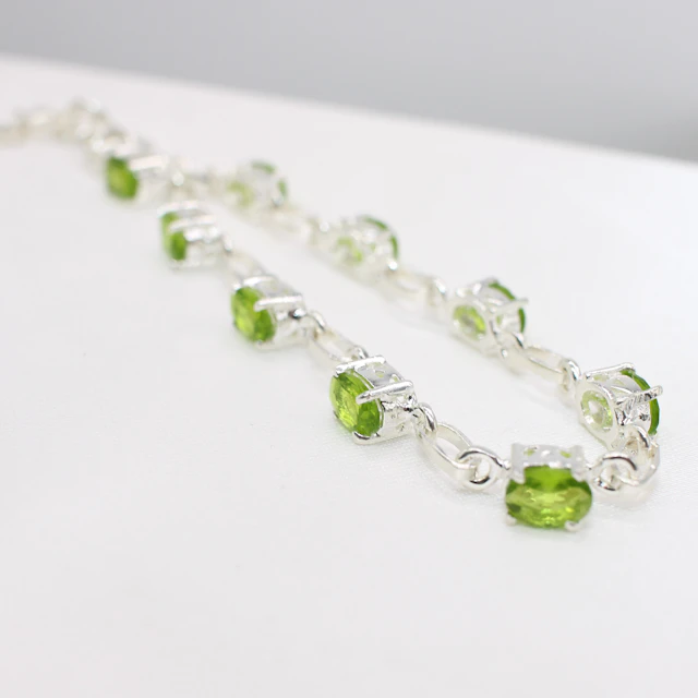 PERIDOT SET SILVER BRACELET.