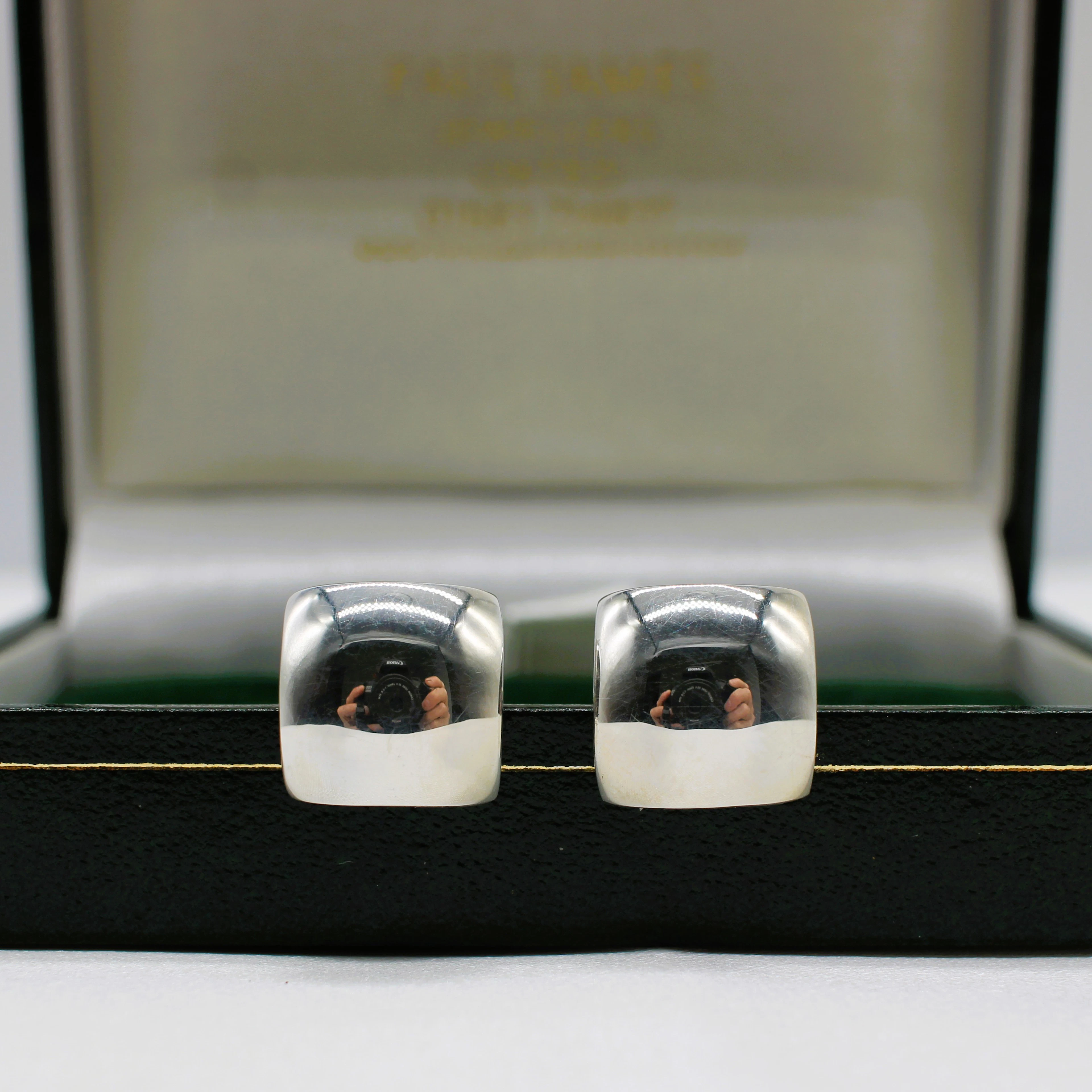 SOLID SILVER SQUARE CUFFLINKS.