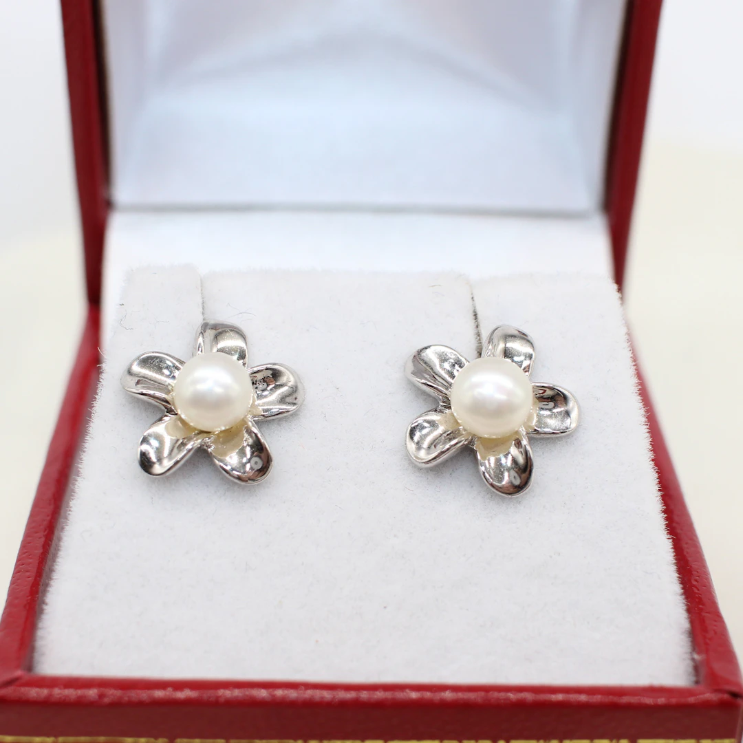 SILVER AND PEARL FLOWER STYLE EARRINGS.