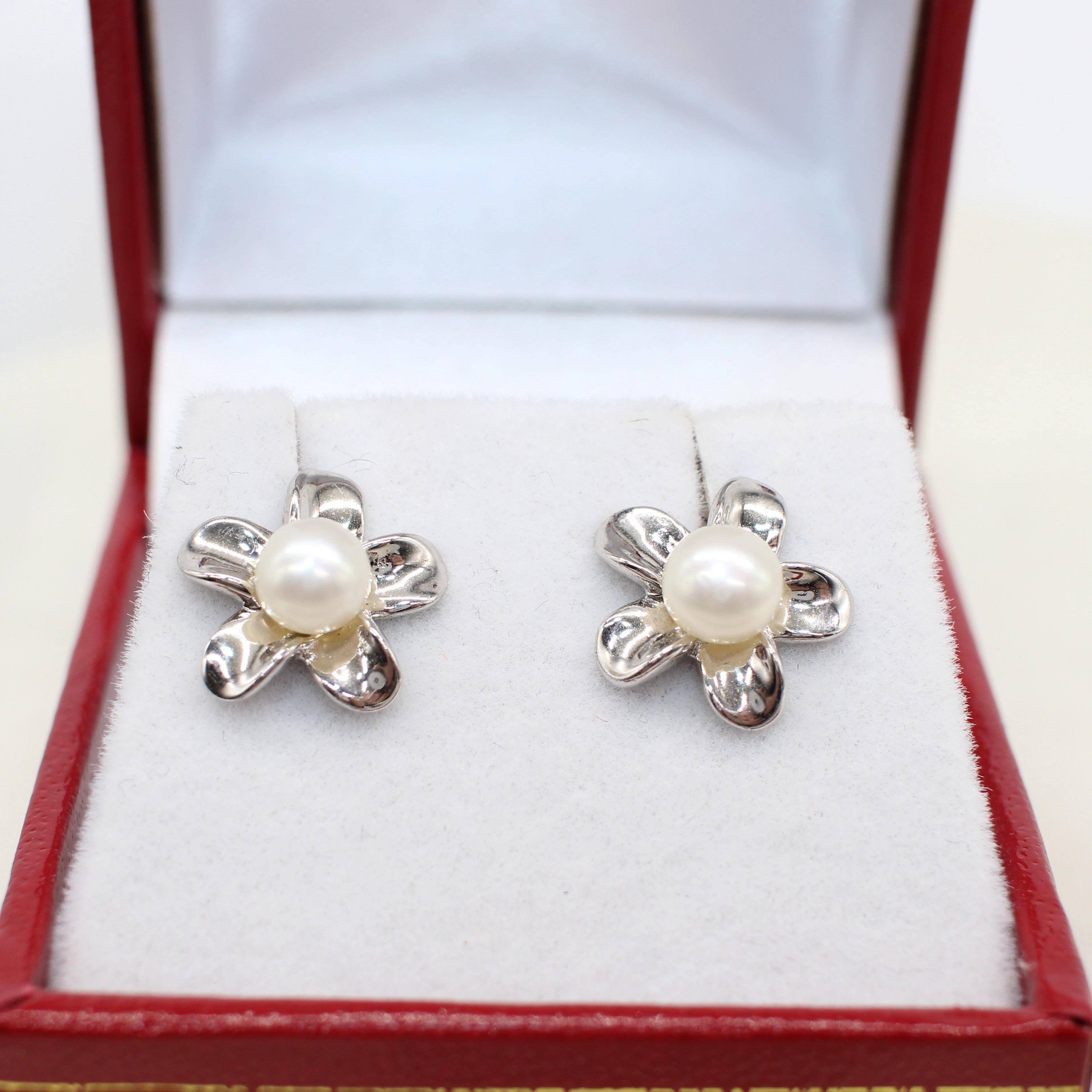 SILVER AND PEARL FLOWER STYLE EARRINGS.