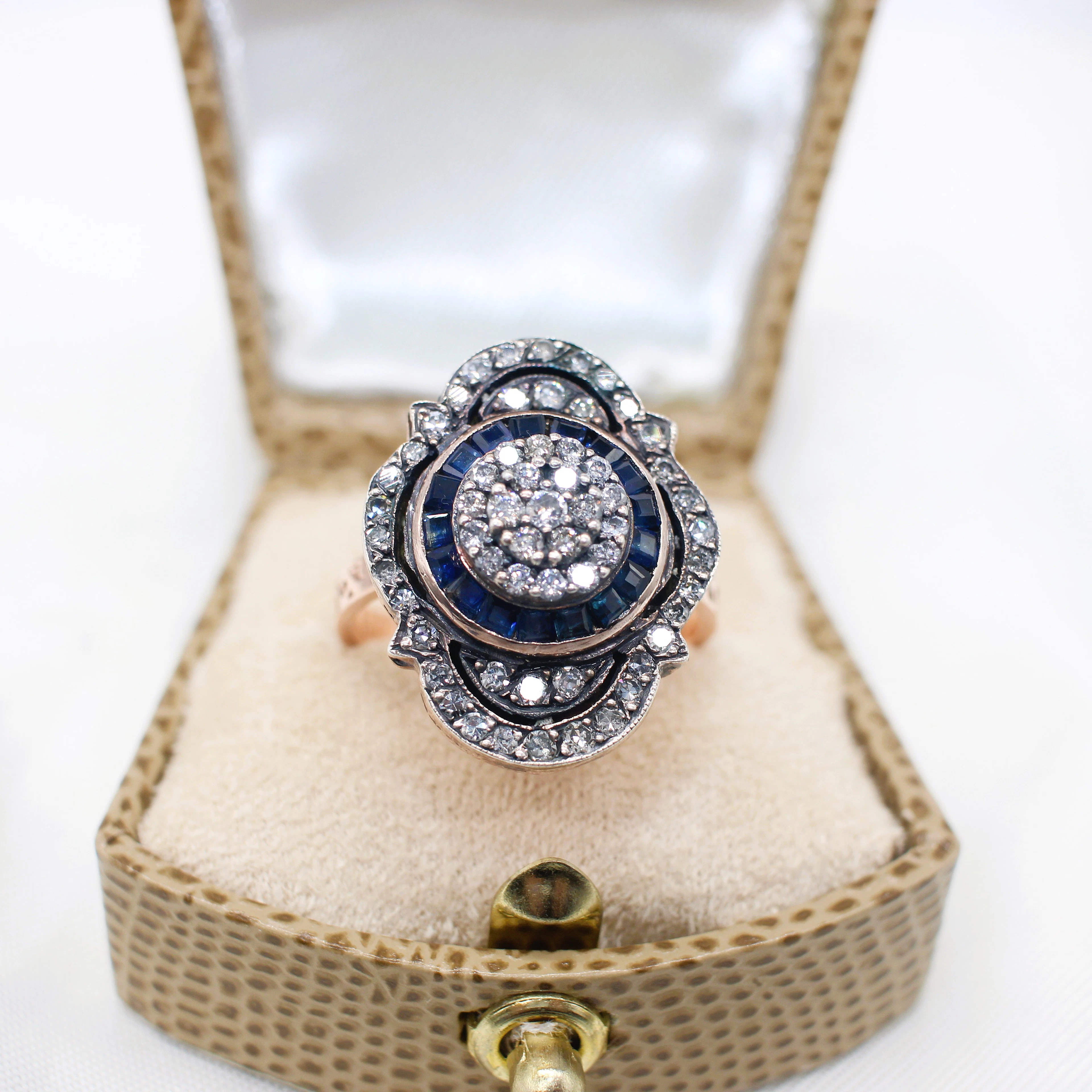 DIAMOND & SAPPHIRE RING.