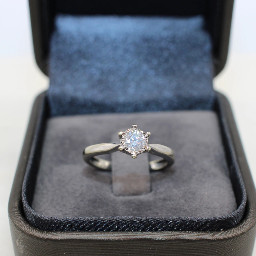 DIAMOND SOLITAIRE RING.