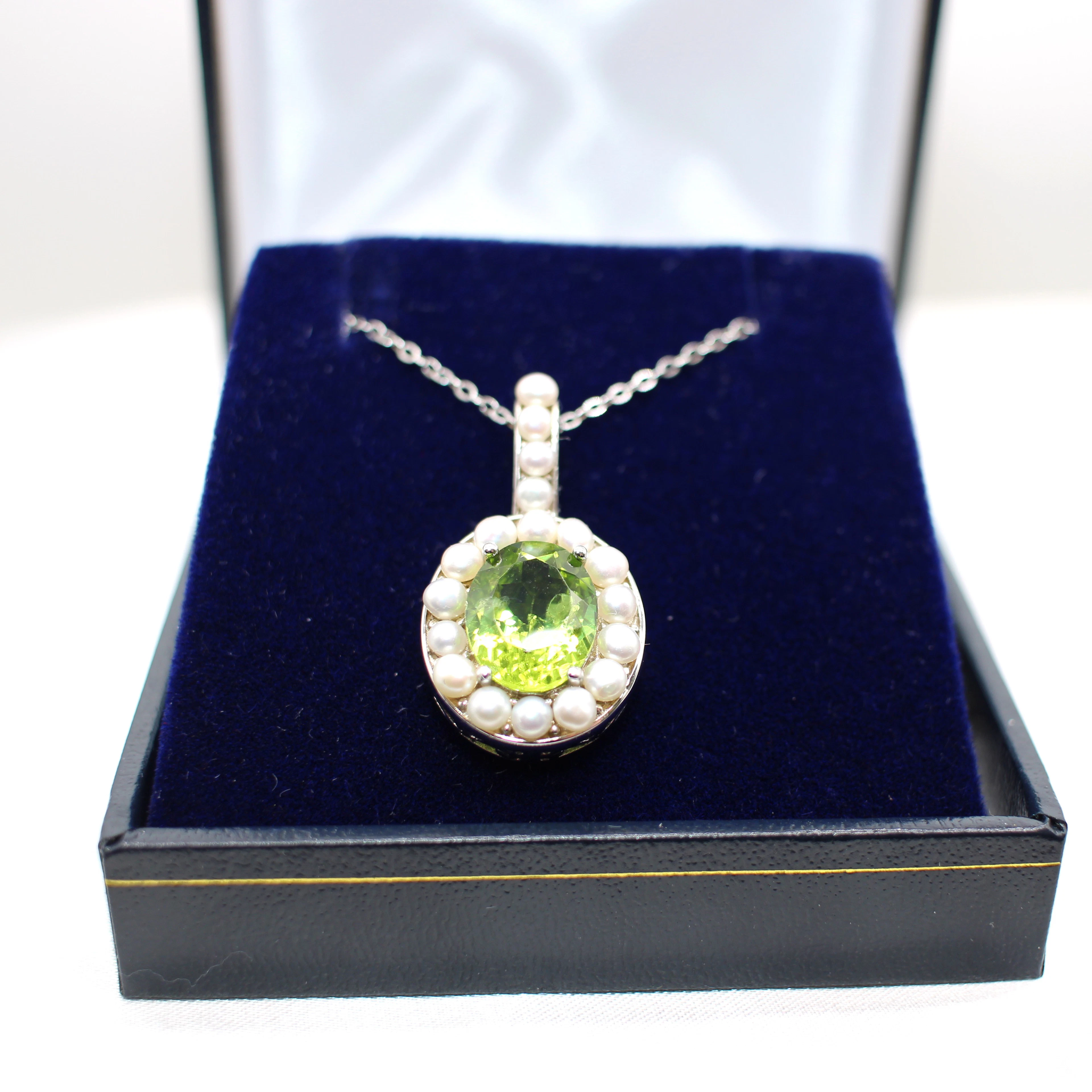 PERIDOT & SEED PEARL NECKLACE.