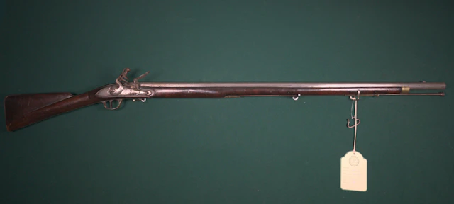 Flintlåsgevär, brittisk, sk Brown Bess, låsblecket märkt Dublin Castle