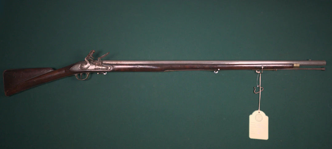 Flintlåsgevär, brittisk, sk Brown Bess, låsblecket märkt Dublin Castle