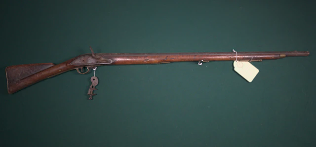 Flintlåsgevär, brittiskt, sk Brown Bess, omkring sekelskiftet 1800.