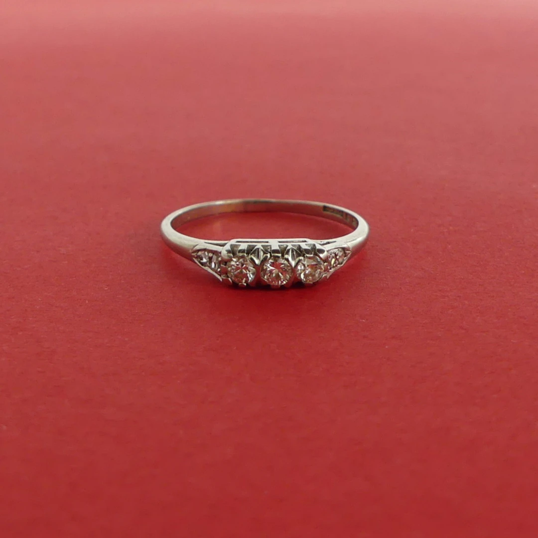 RING MED DIAMANTER, 18 k.
