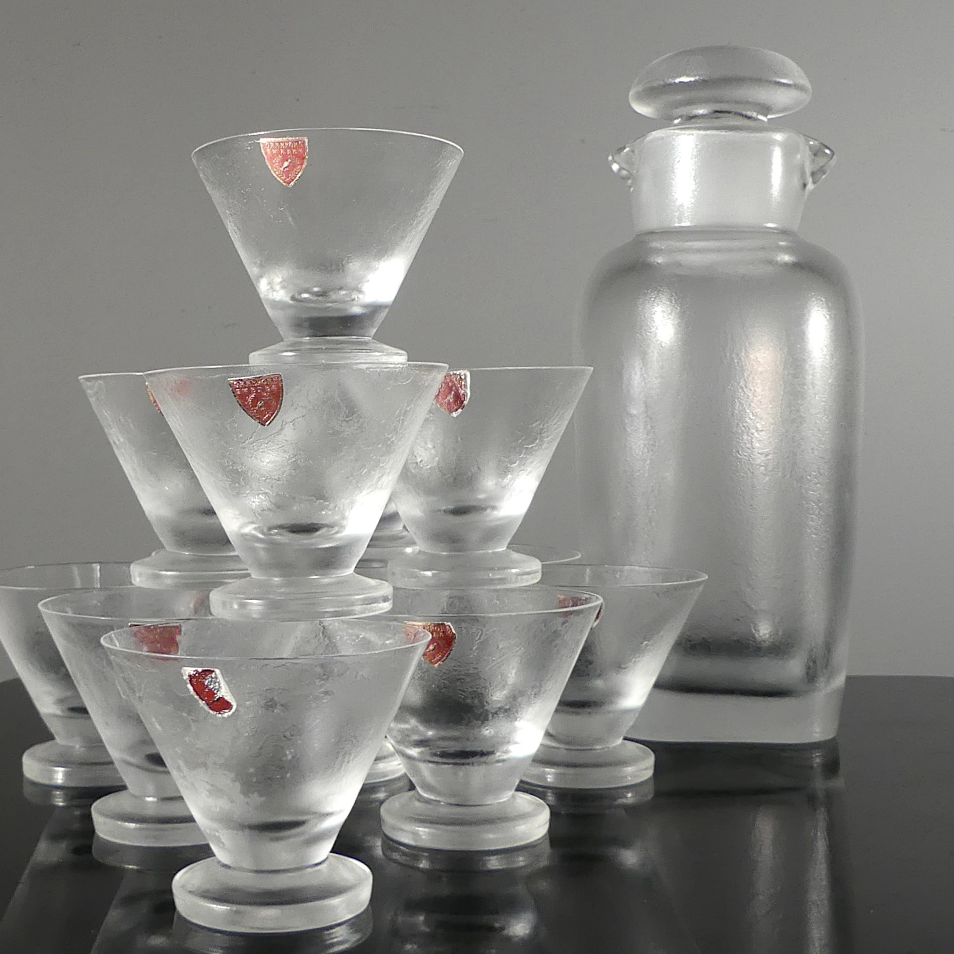 VICKE LINDSTRAND. COCKTAILSET, karaff med 13 glas, "Iced", Orrefors.