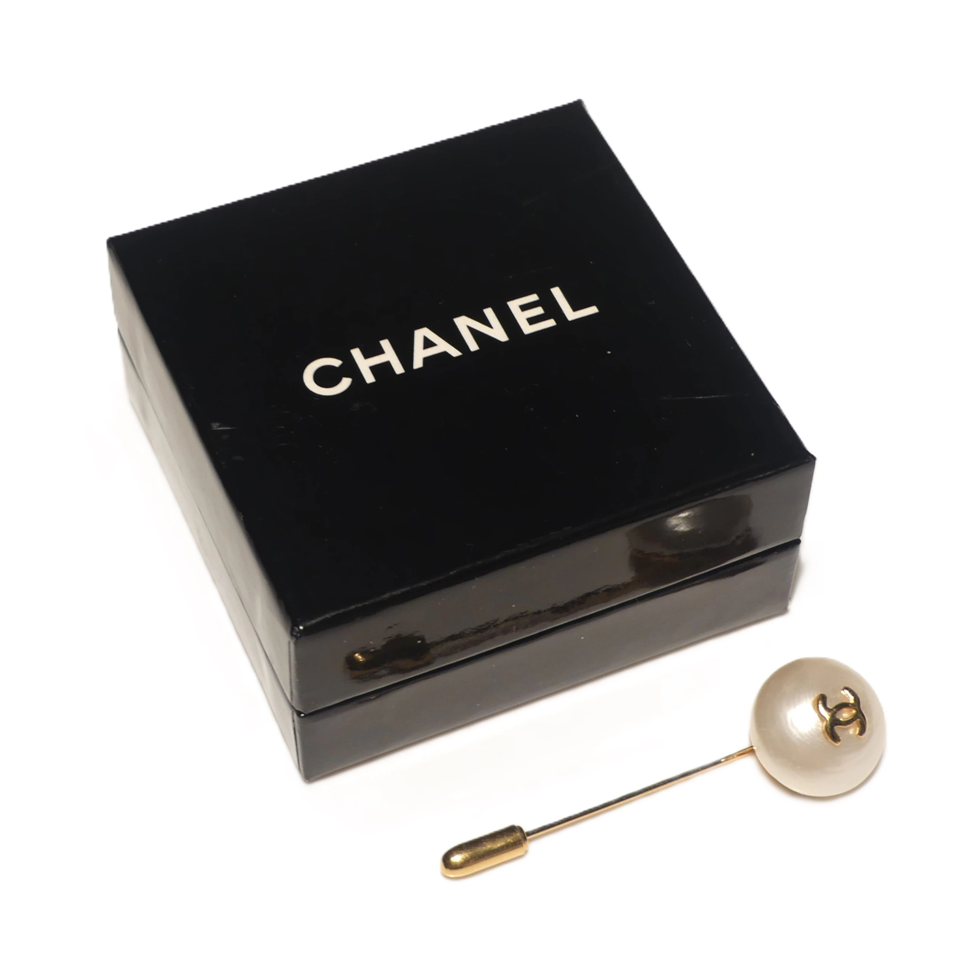 CHANEL, nålbrosch i original förpackning.