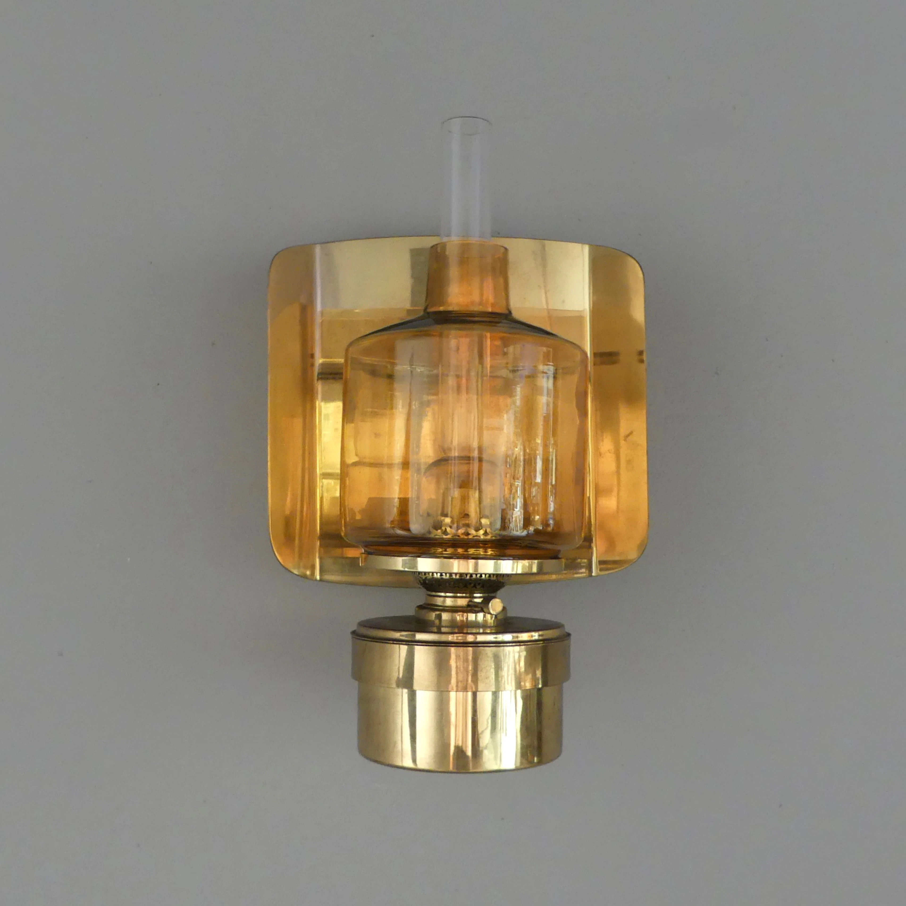 HANS AGNE JAKOBSSON. VÄGGFOTOGENLAMPA, mässing/glas, modell "L 137"