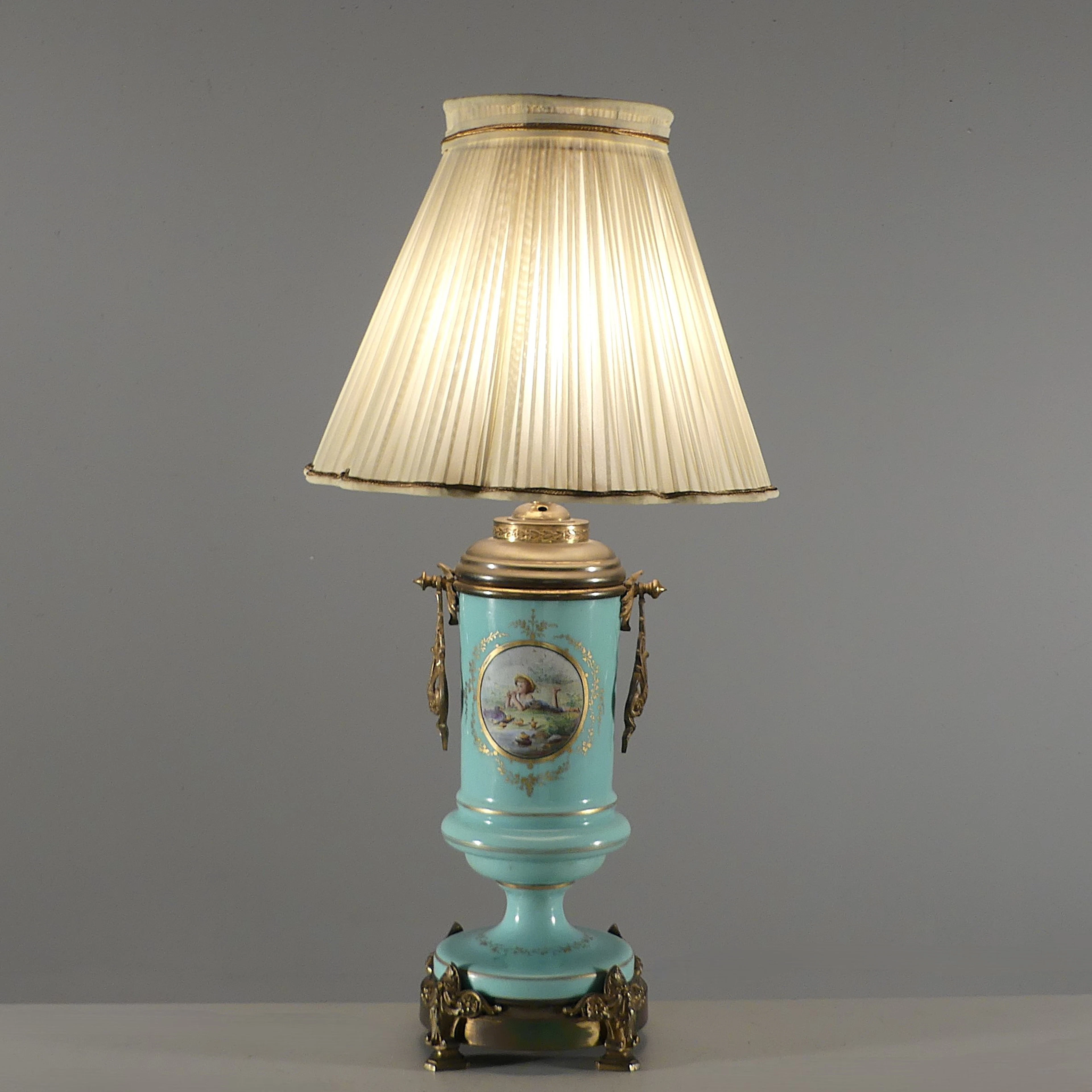 BORDSLAMPA, opalinglas och gulmetall, slutet 1800.