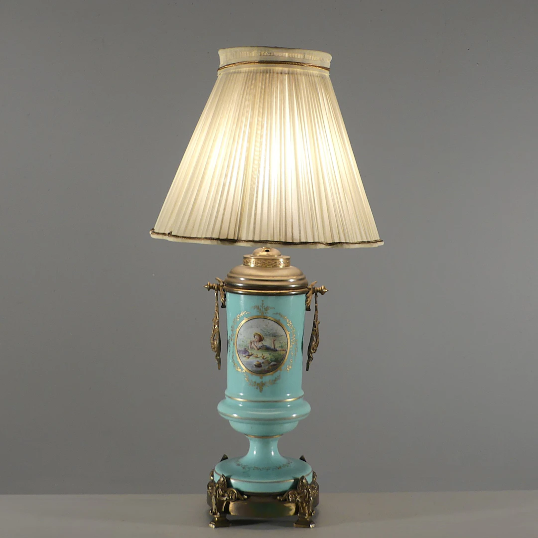 BORDSLAMPA, opalinglas och gulmetall, slutet 1800.