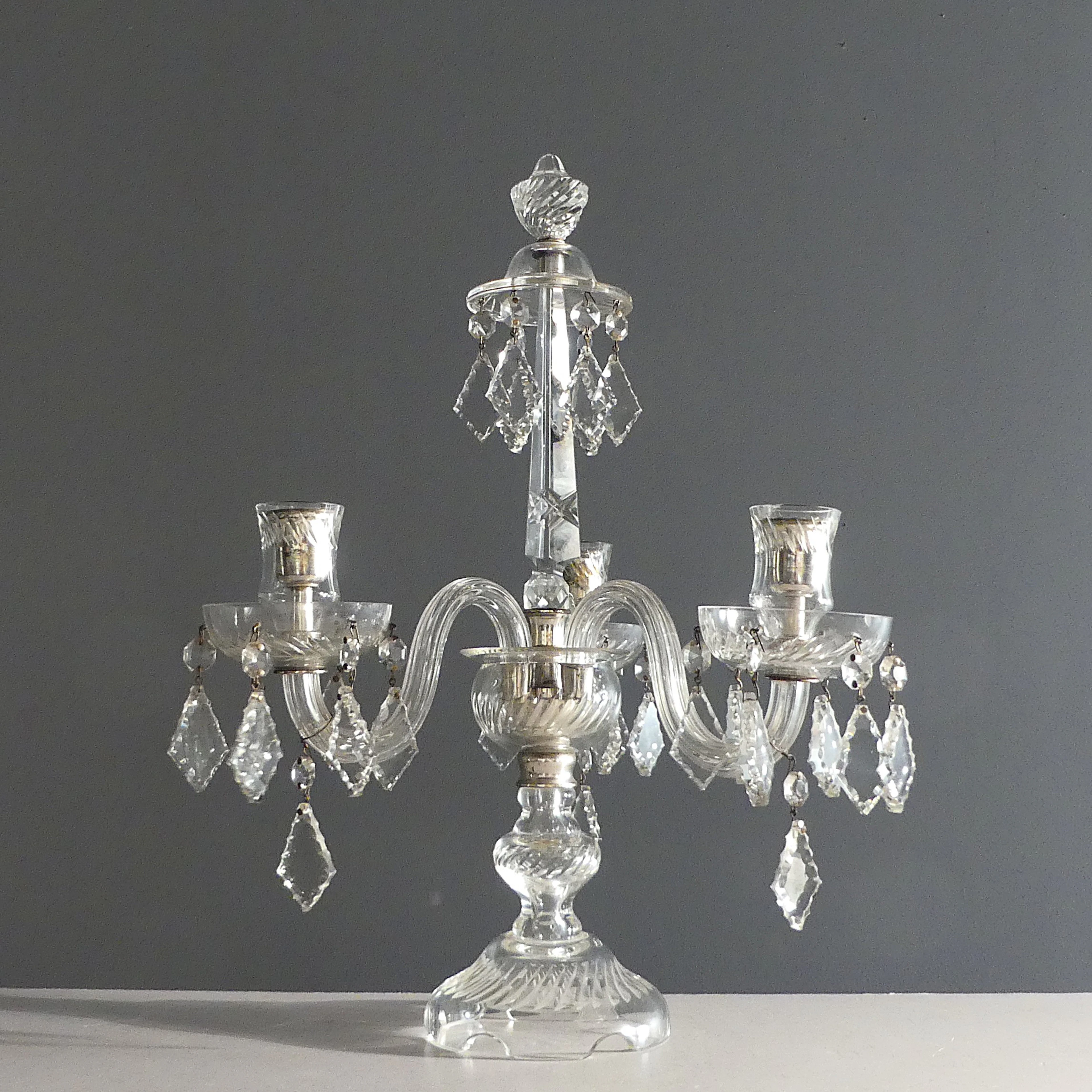 KANDELABER, glas, behängd med lövprismor.