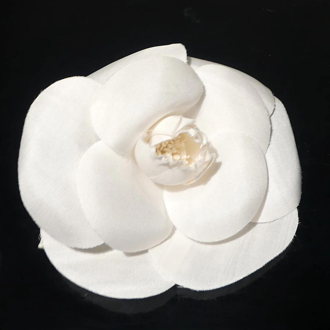 CHANEL, brosch, Kamelia i original förpackning.