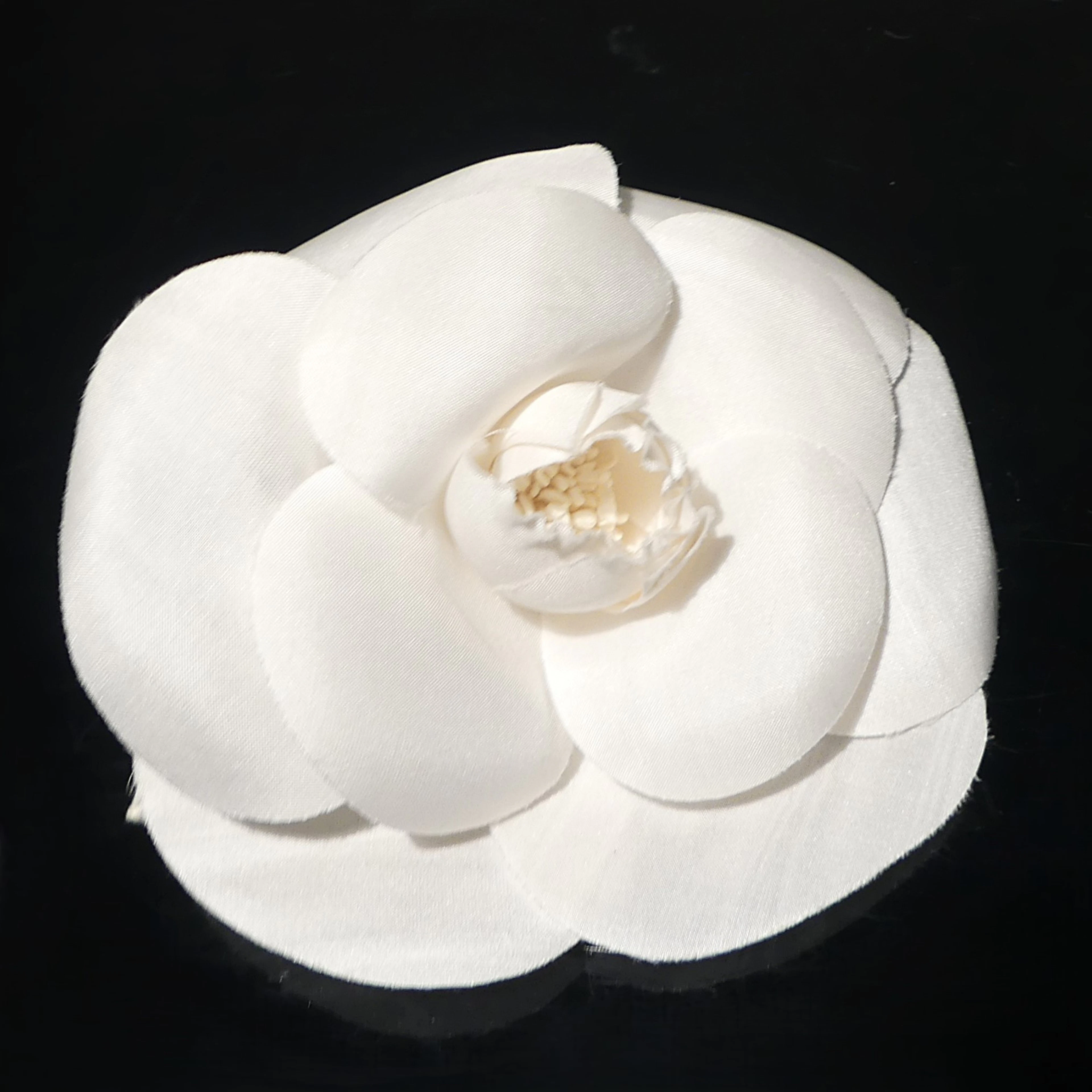 CHANEL, brosch, Kamelia i original förpackning.