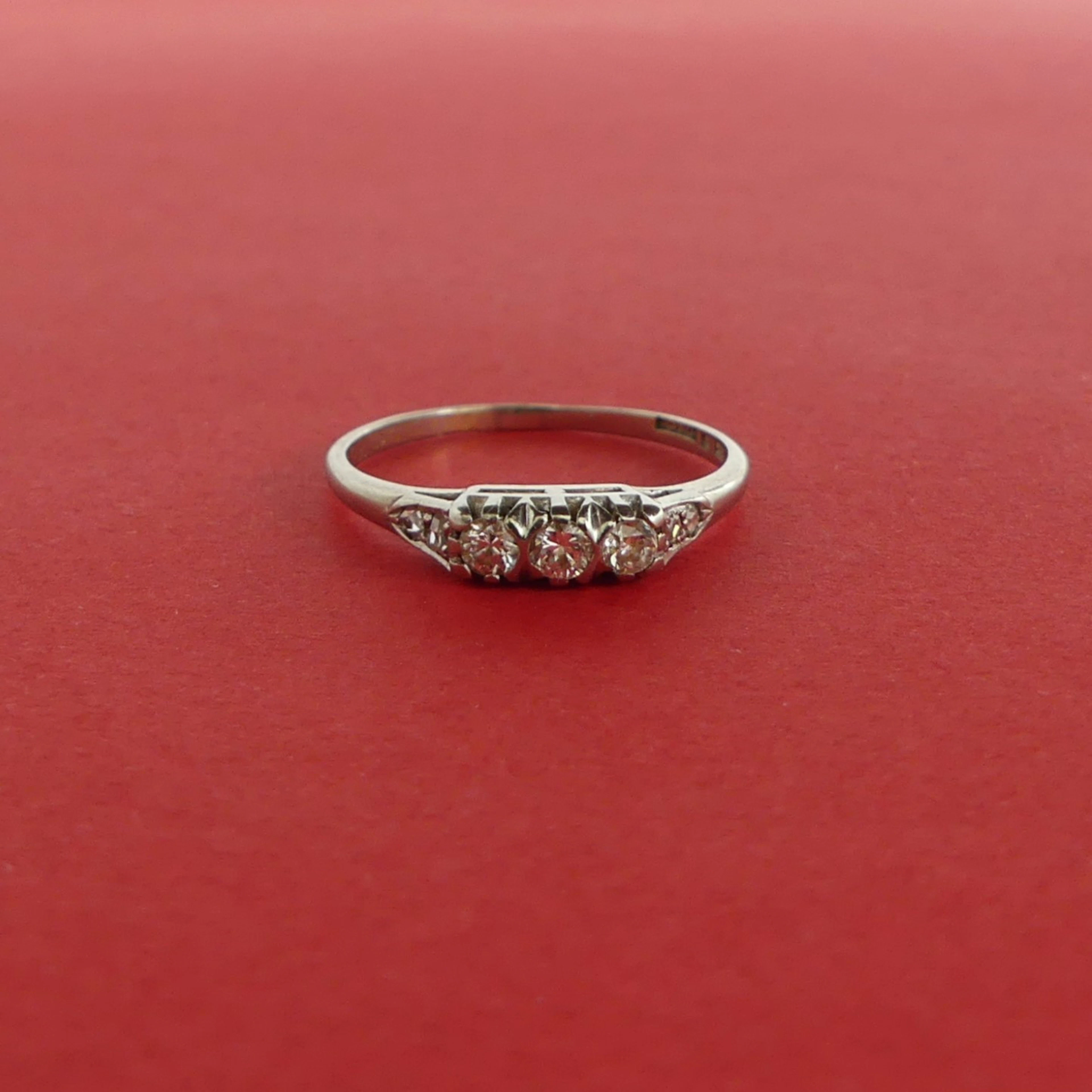 RING MED DIAMANTER, 18 k.