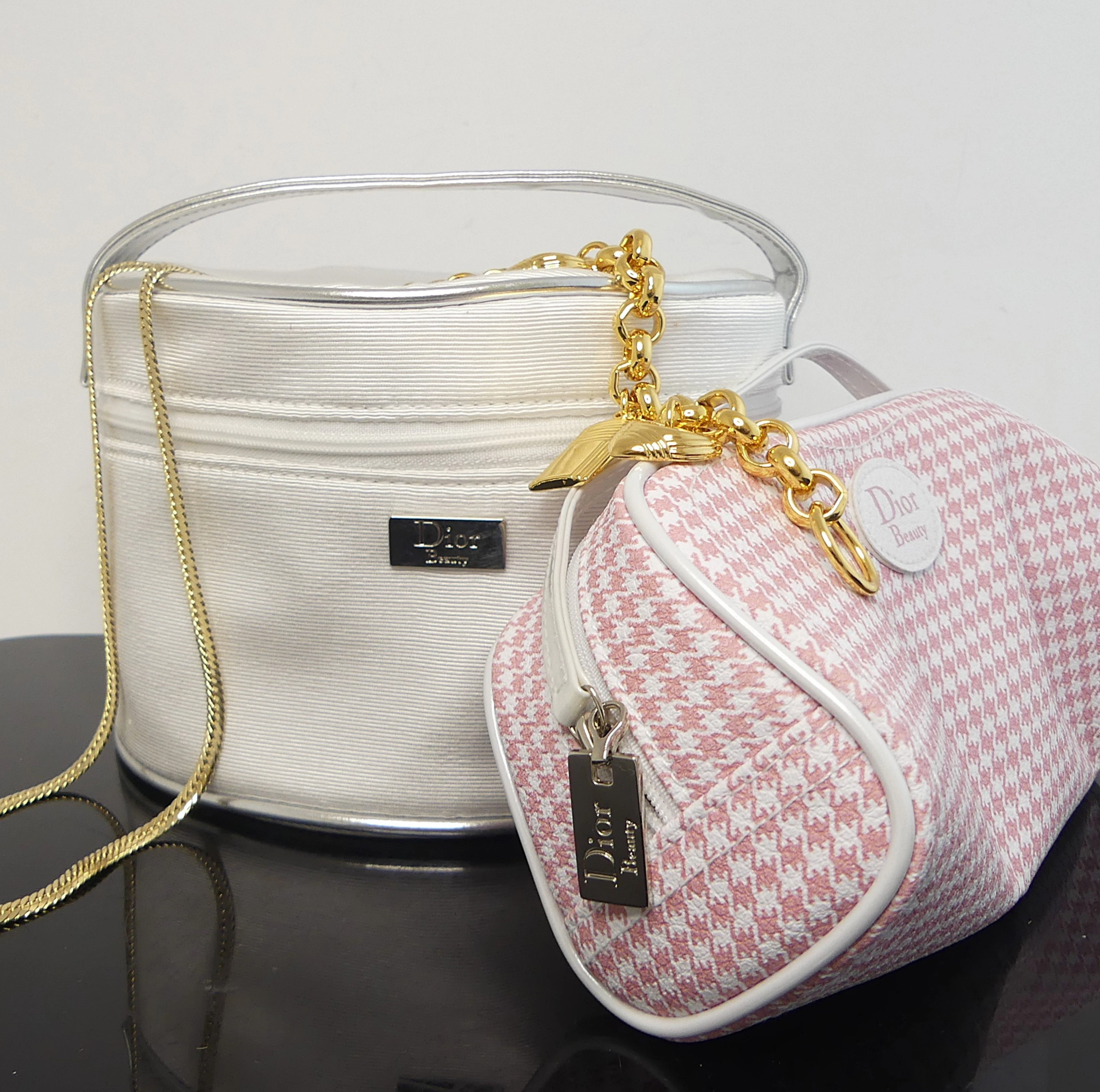 BIJOUTERIER och SMINKVÄSKOR, armband Boucheron perfumes och sminkväskor Dior.