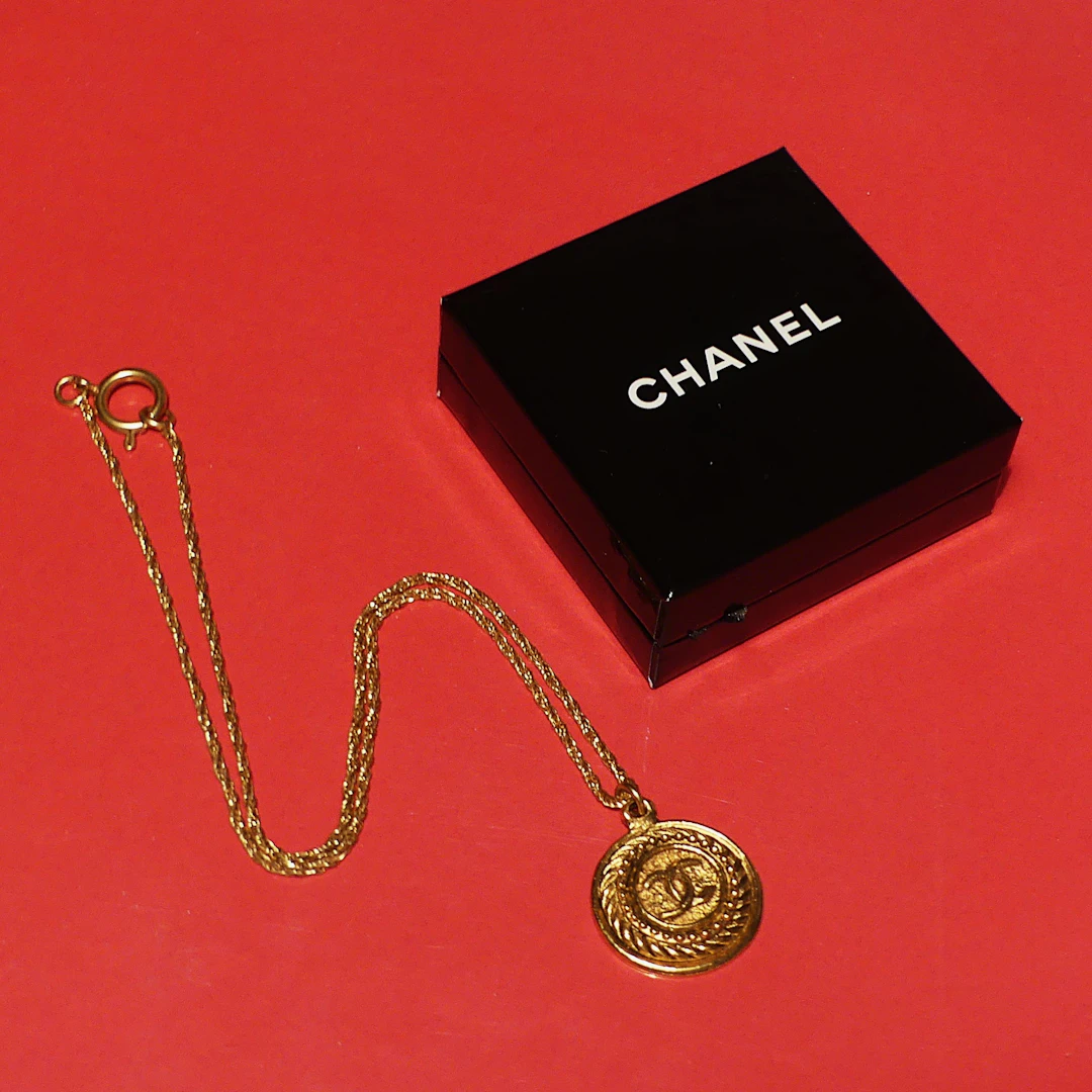 CHANEL, medaljong med kedja i original förpackning.