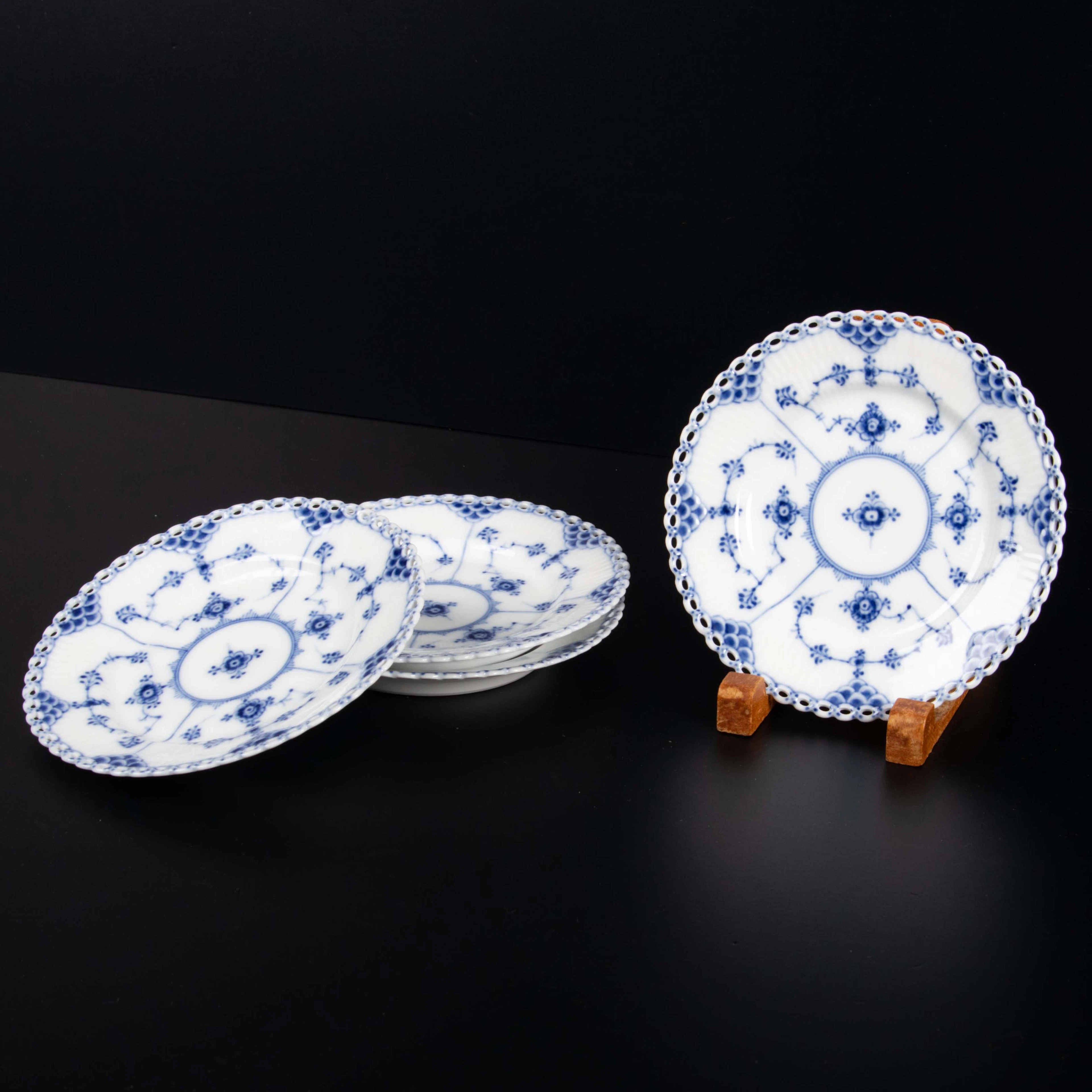MUSSELMALET ROYAL COPENHAGEN. Helblond, assietter 3+1, nr 1088.