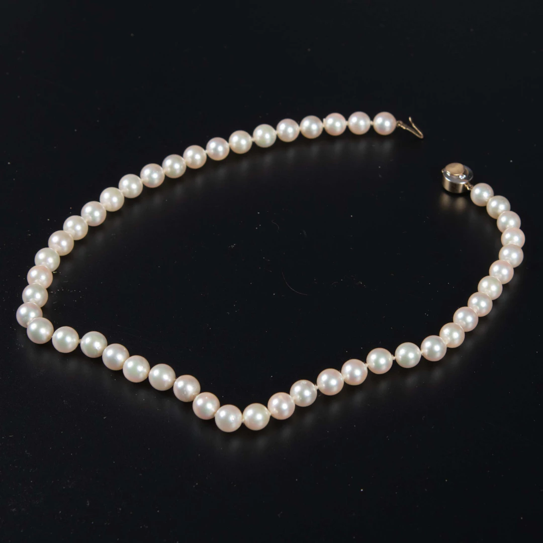 PÄRLHALSBAND. Odlade sötvattenspärlor med lås 750/18k och briljanter.