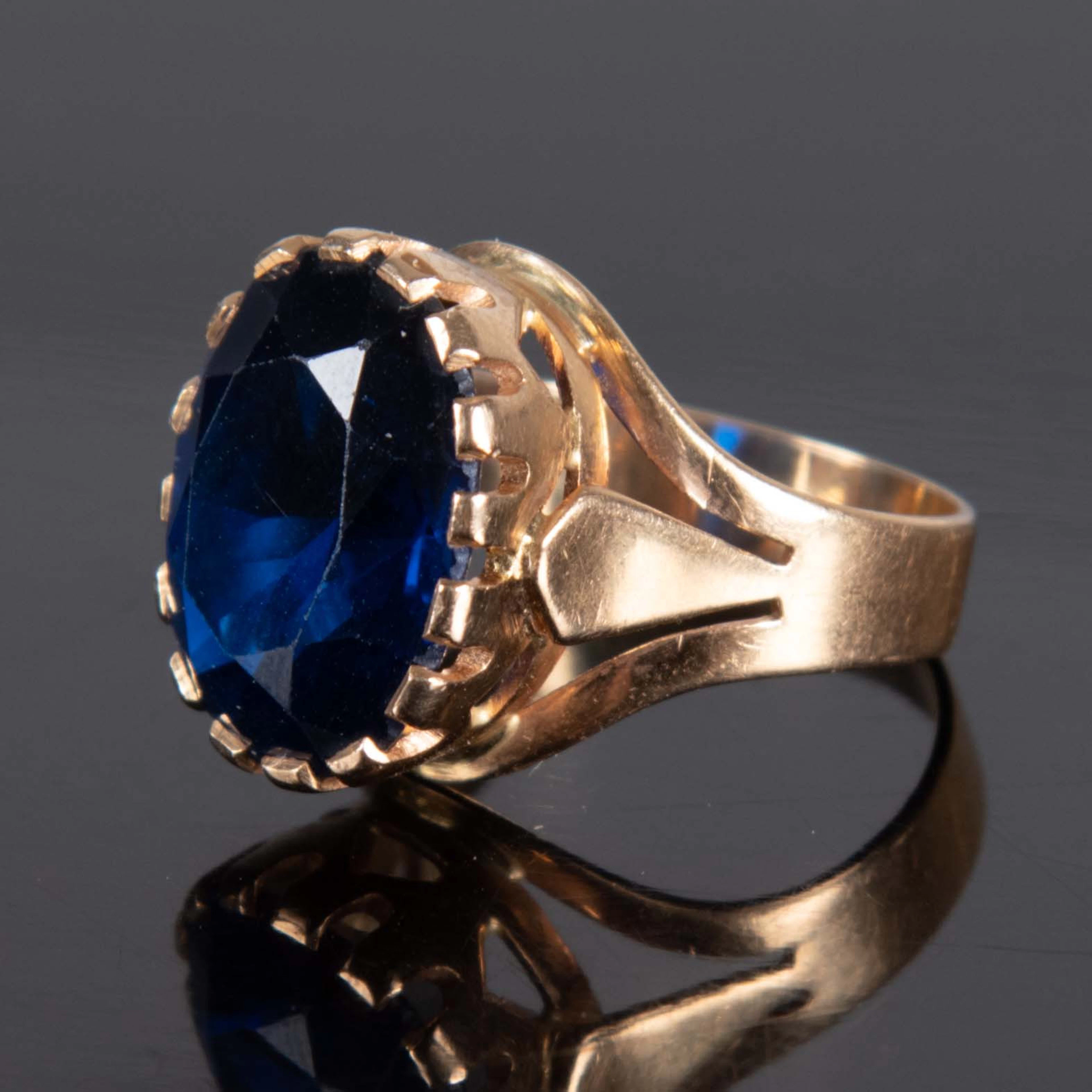 RING 18K. Guld och syntetisk safir. Onia.