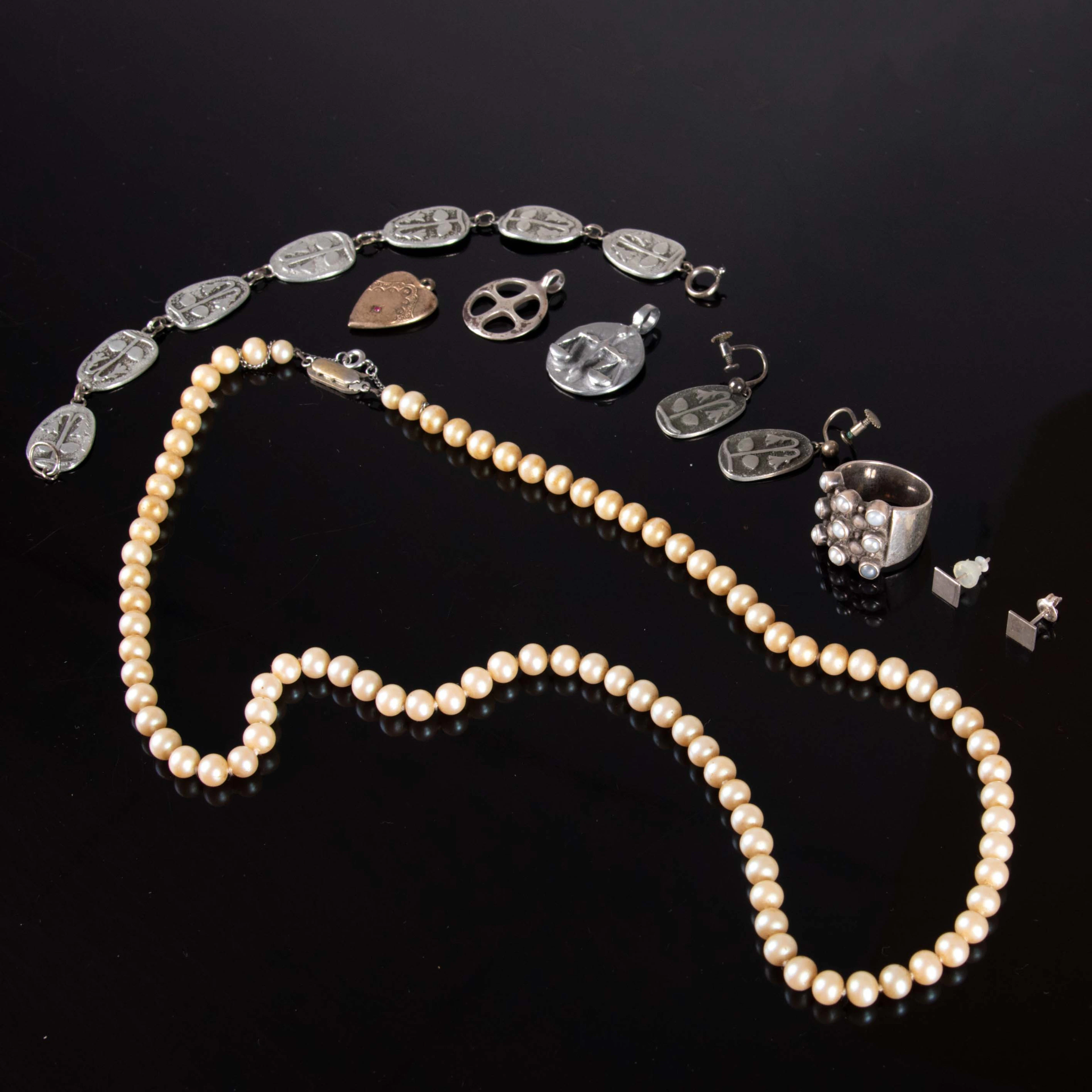 BIJOUTERIER. Collier, hängen, armband och örhängen. Bl.a tenn, silver