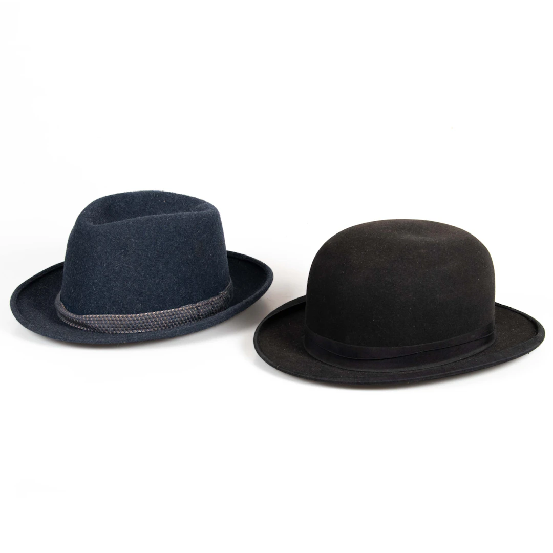 HATTAR. 2 st, plommonstop (bowlerhatt), Melrose & Co London och filthatt
