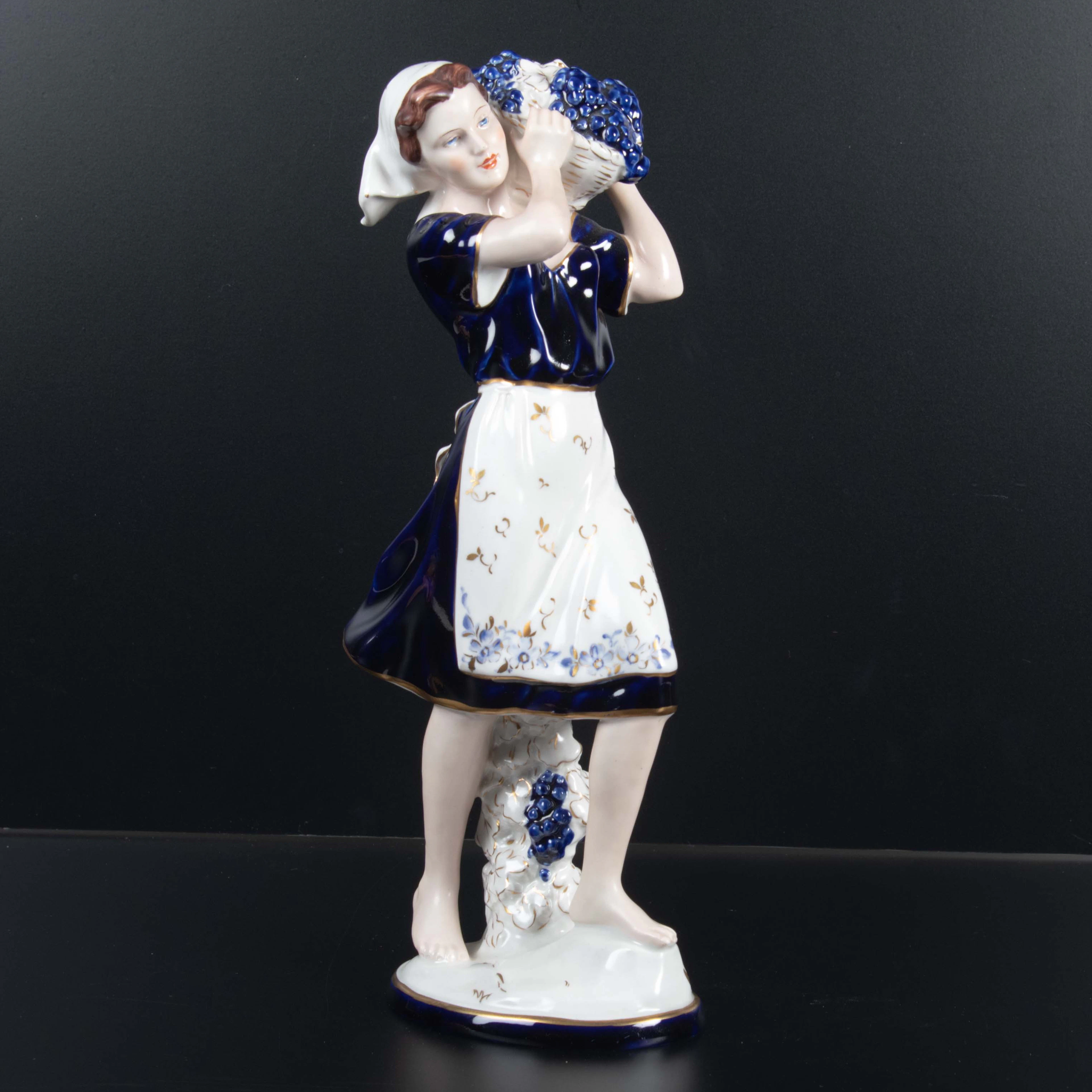 "Flicka med druvkorg", Elly Strobach König, Royal Dux, Tjeckoslovakien