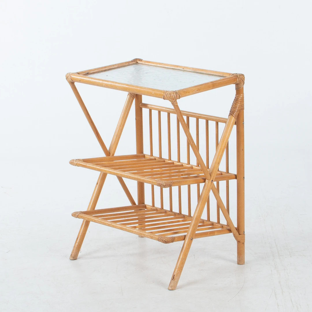 SIDOBORD. Bambu, rotting och glas. 1900-tal.