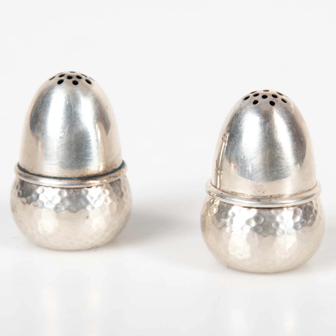 SALT & PEPPARSTRÖARE, ett par, silver, i form av ekollon, Thorvald