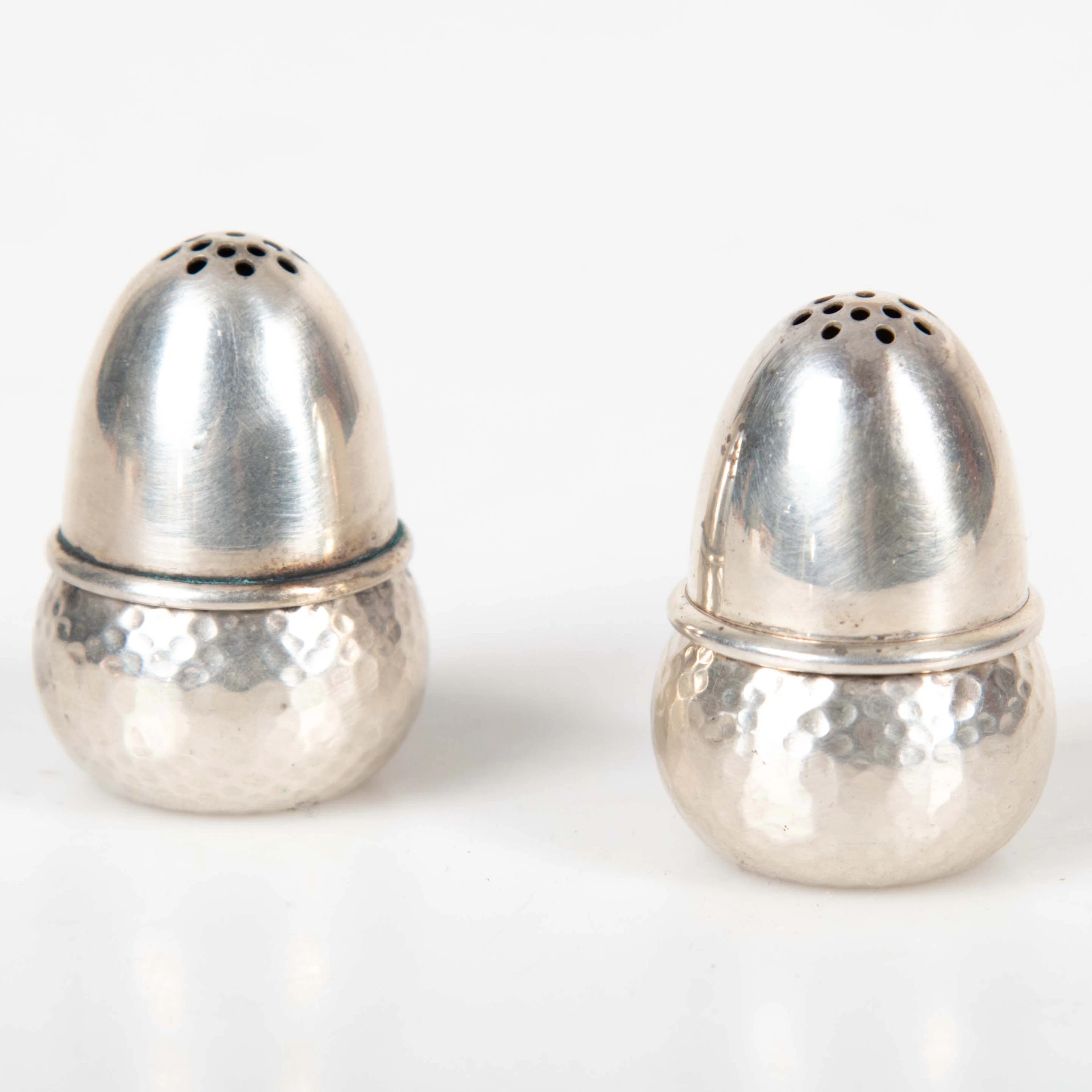 SALT & PEPPARSTRÖARE, ett par, silver, i form av ekollon, Thorvald