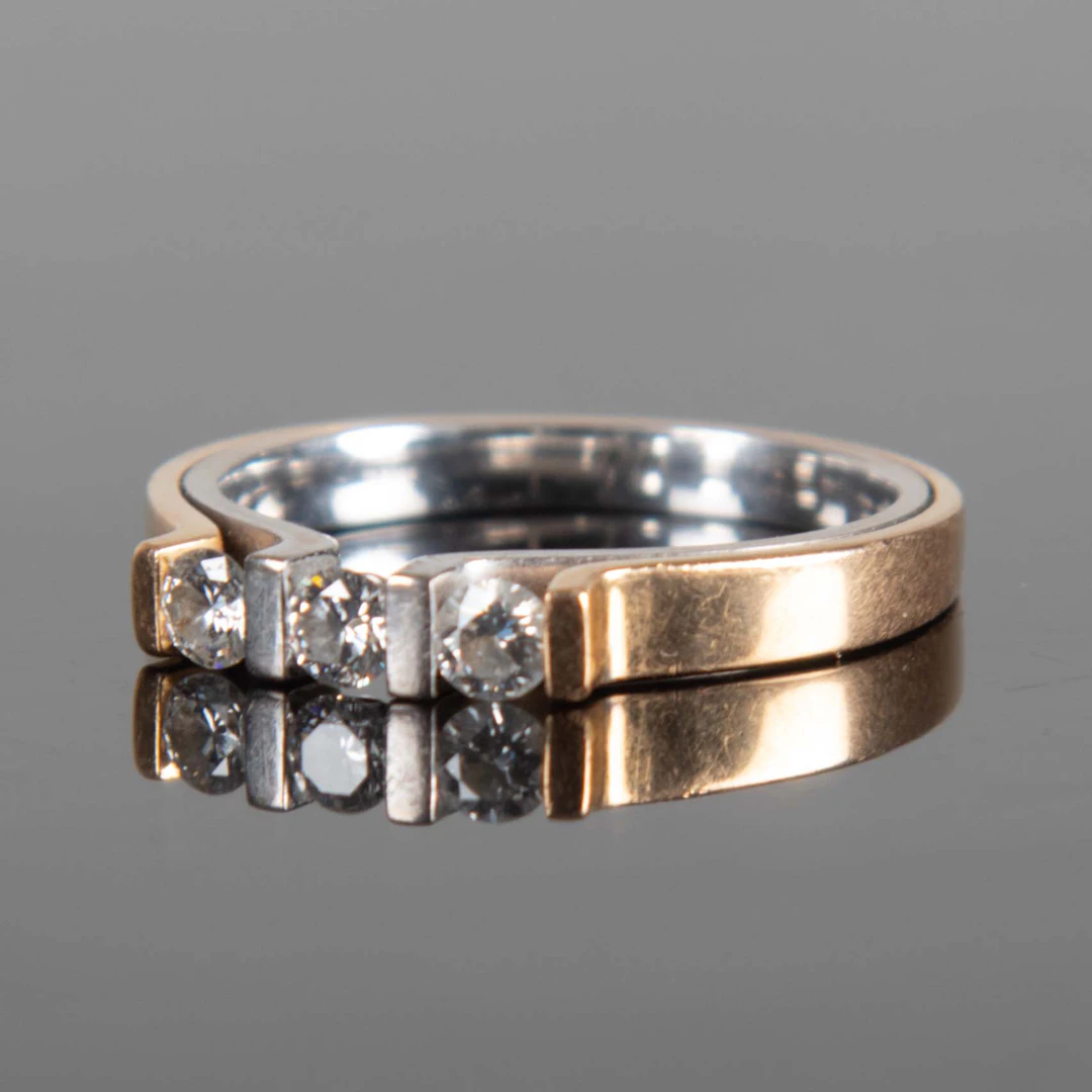 RING 18K GULD . Rött och vitguld samt briljanter.