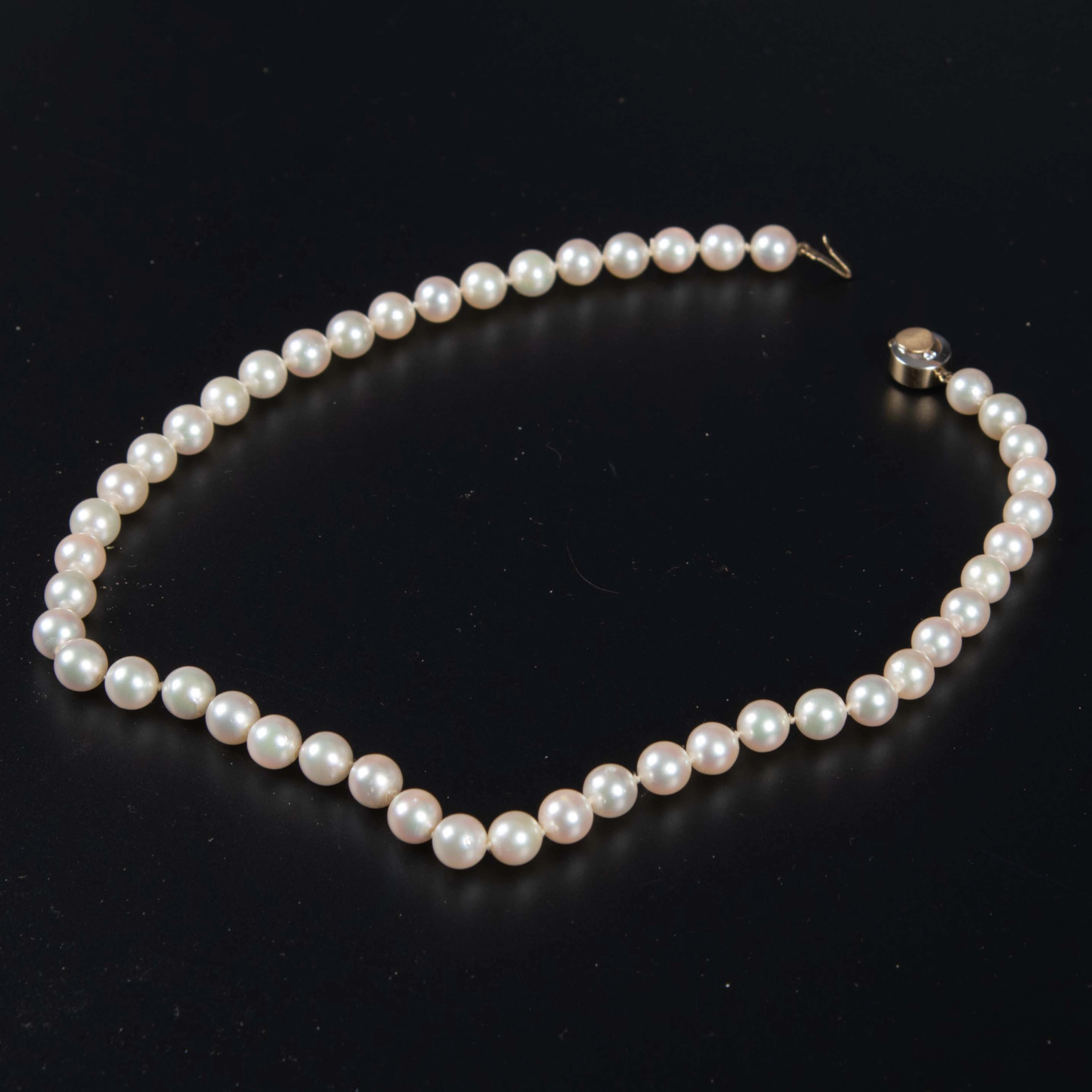 PÄRLHALSBAND. Odlade sötvattenspärlor med lås 750/18k och briljanter.