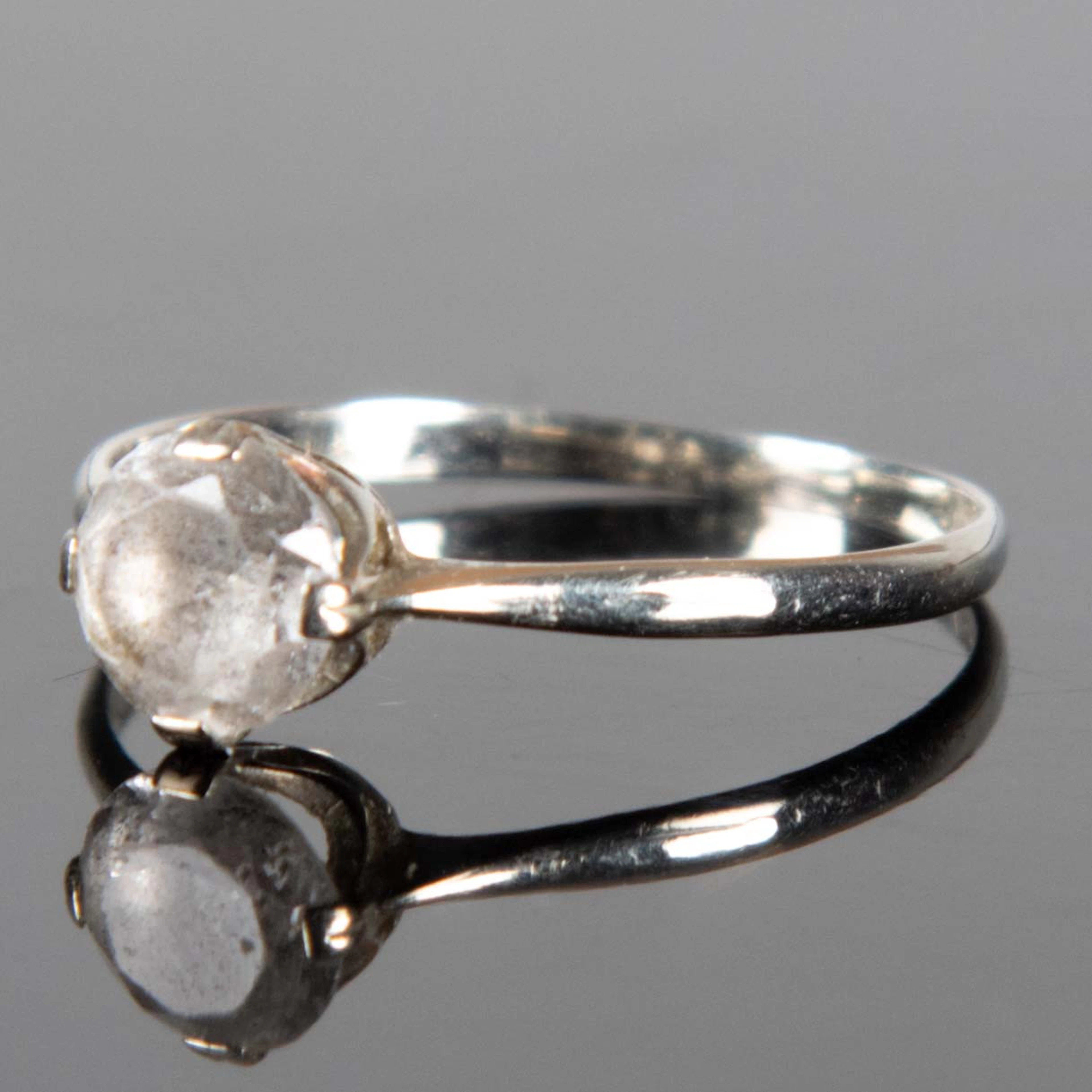 RING 18K. Vitguld och bergskristall.