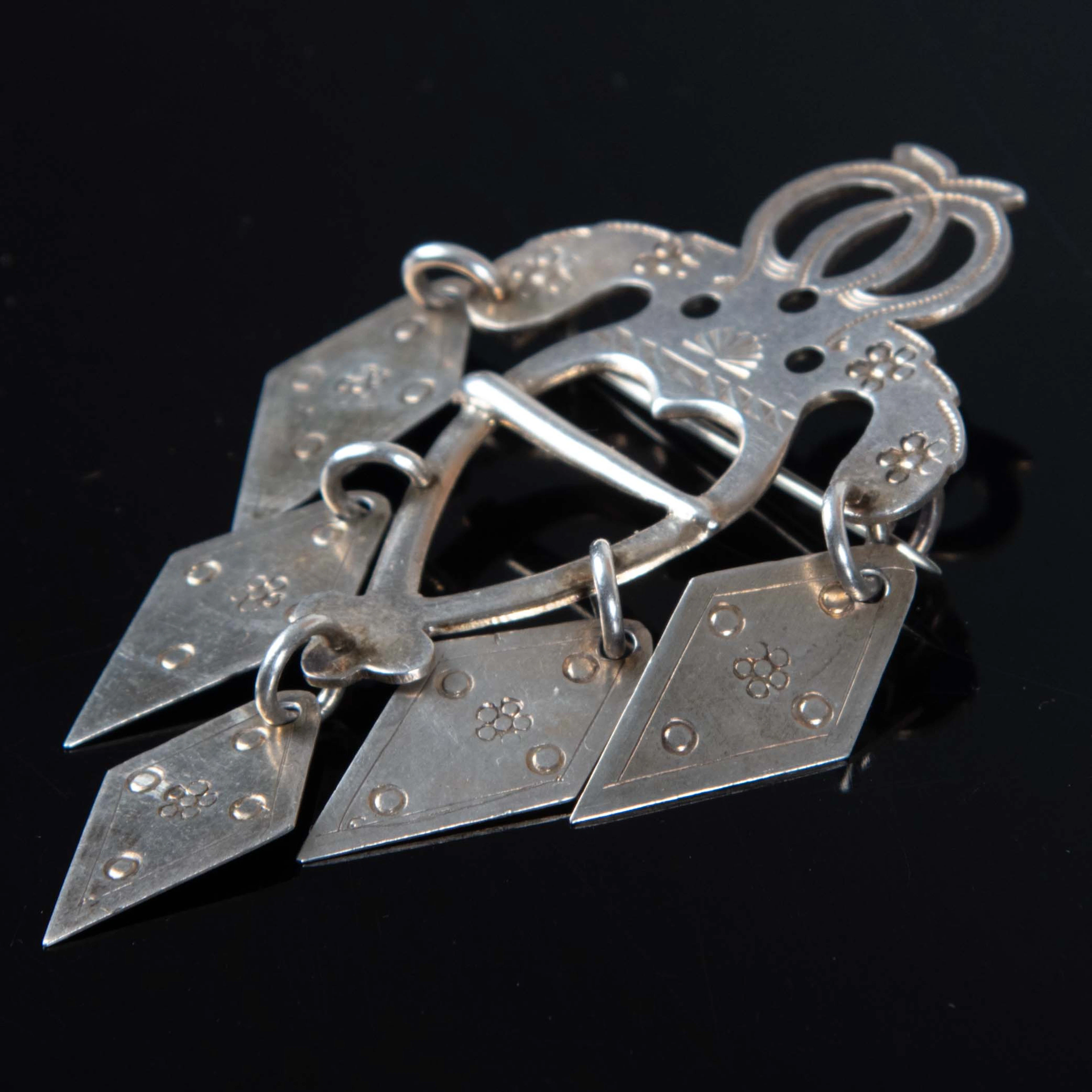 DRÄKTSMYCKE, silver, C.G. Hallberg, Stockholm, 1897.