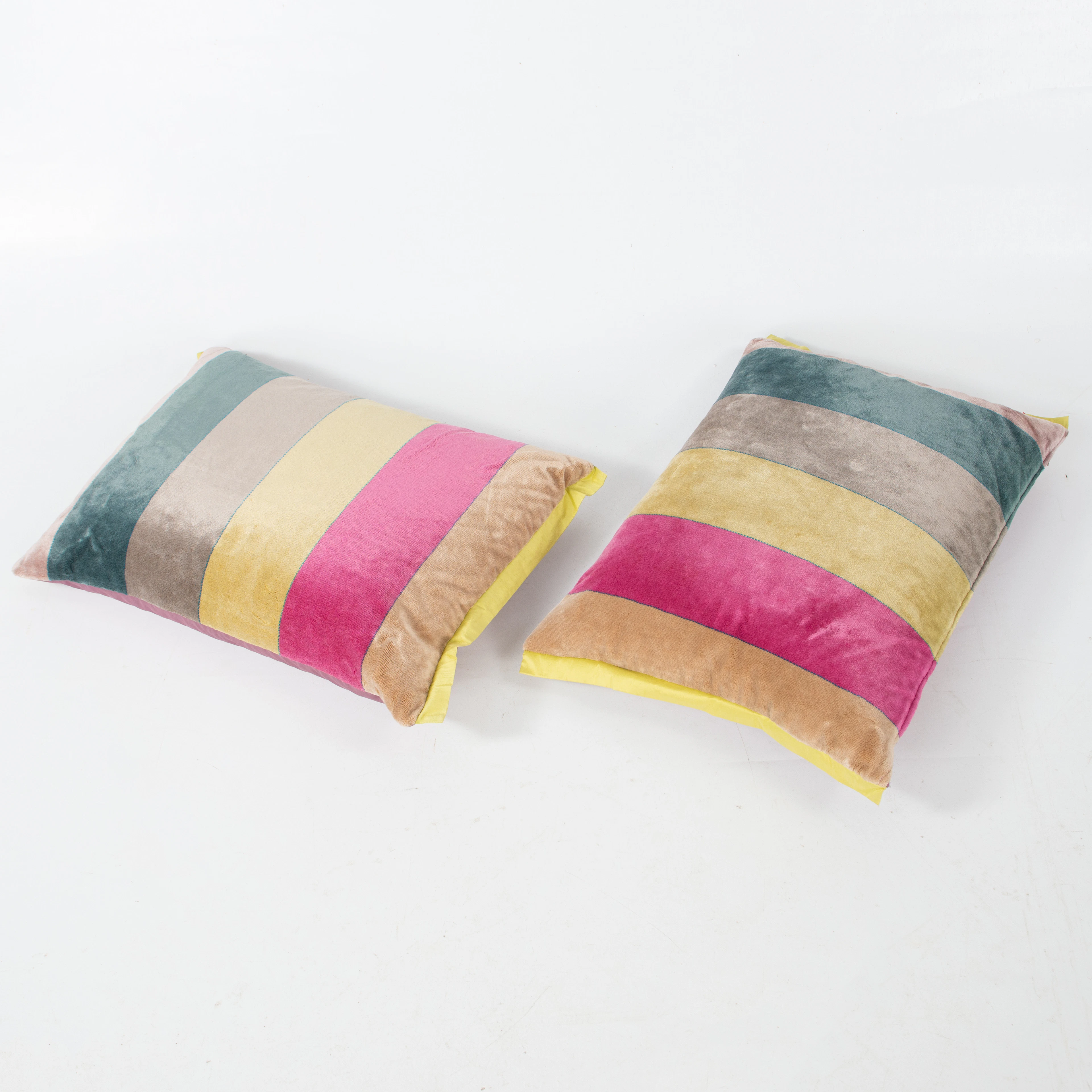 KUDDAR DESIGNERS GUILD. 2 st, sammet och bomullssiden.