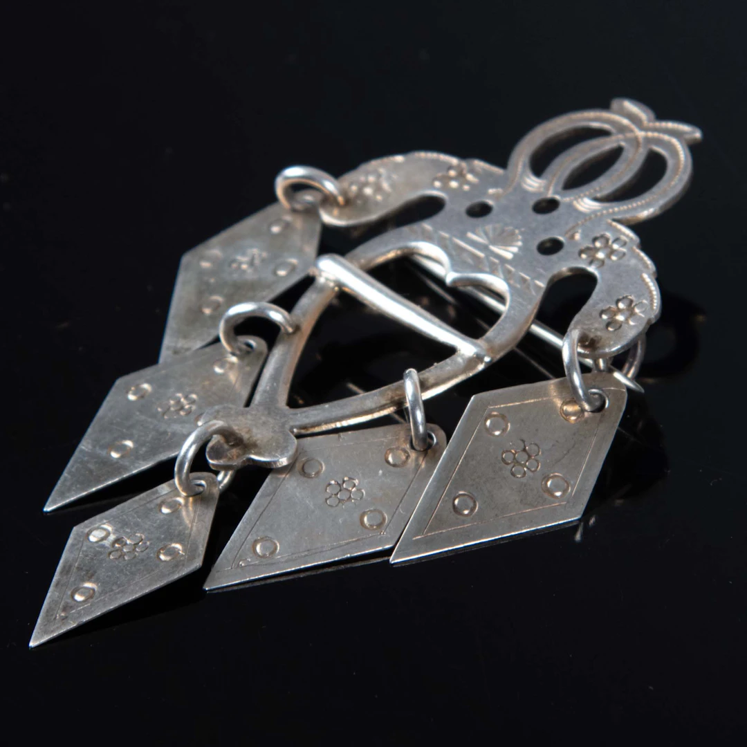 DRÄKTSMYCKE, silver, C.G. Hallberg, Stockholm, 1897.