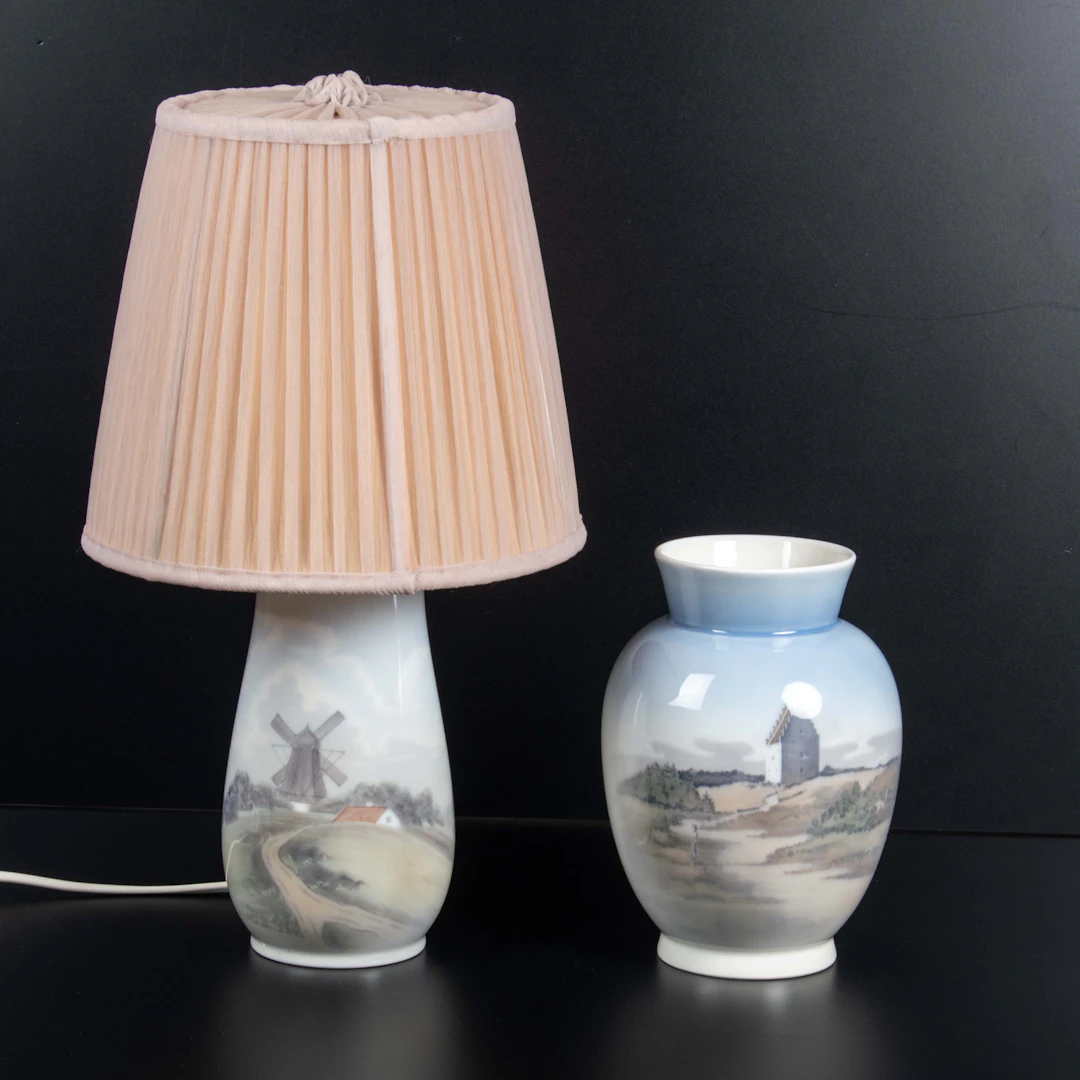 ROYAL COPENHAGEN. Vas samt bordslampa.