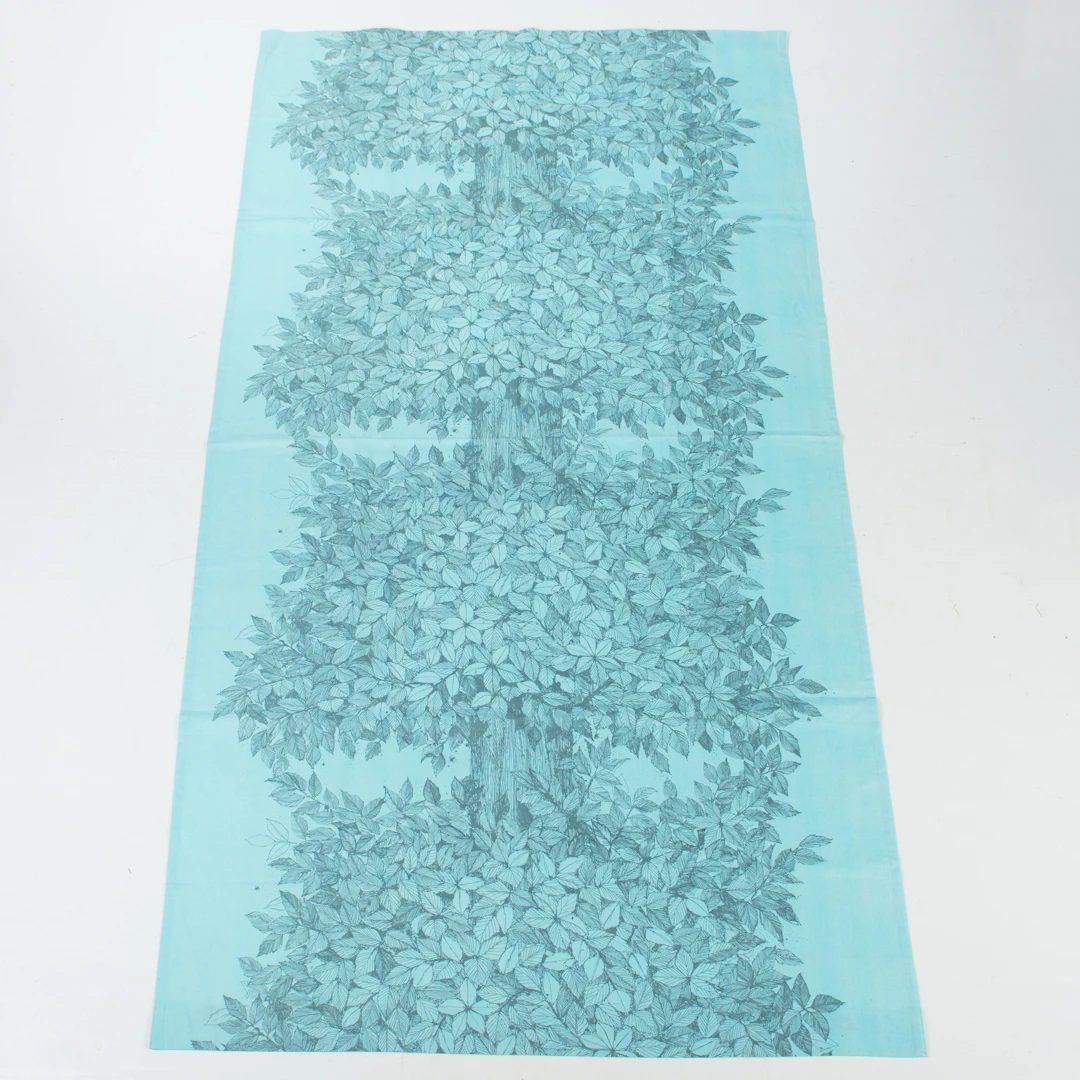 VIOLA GRÅSTEN. Textil "Hassel" 260 x 140 cm.