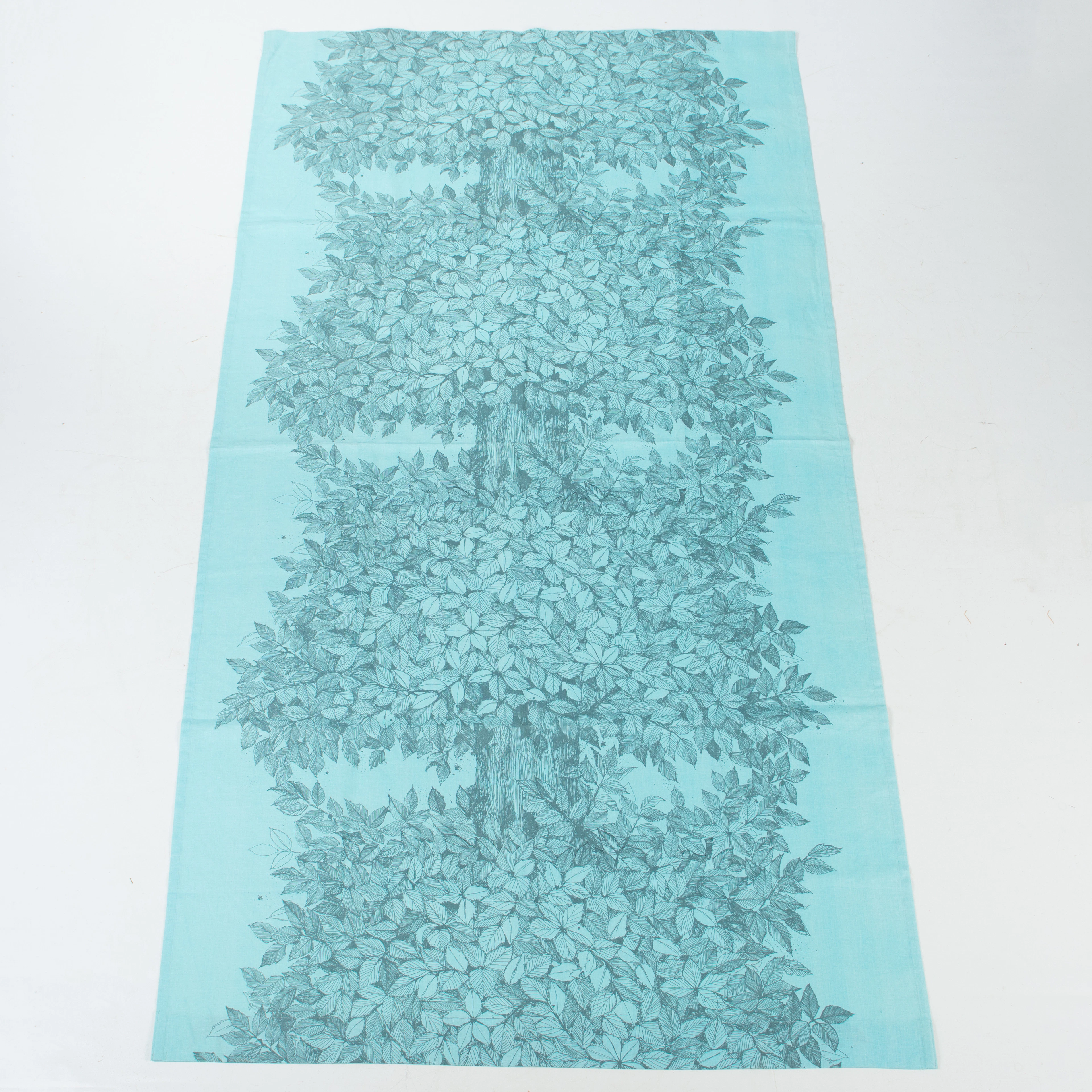 VIOLA GRÅSTEN. Textil "Hassel" 260 x 140 cm.